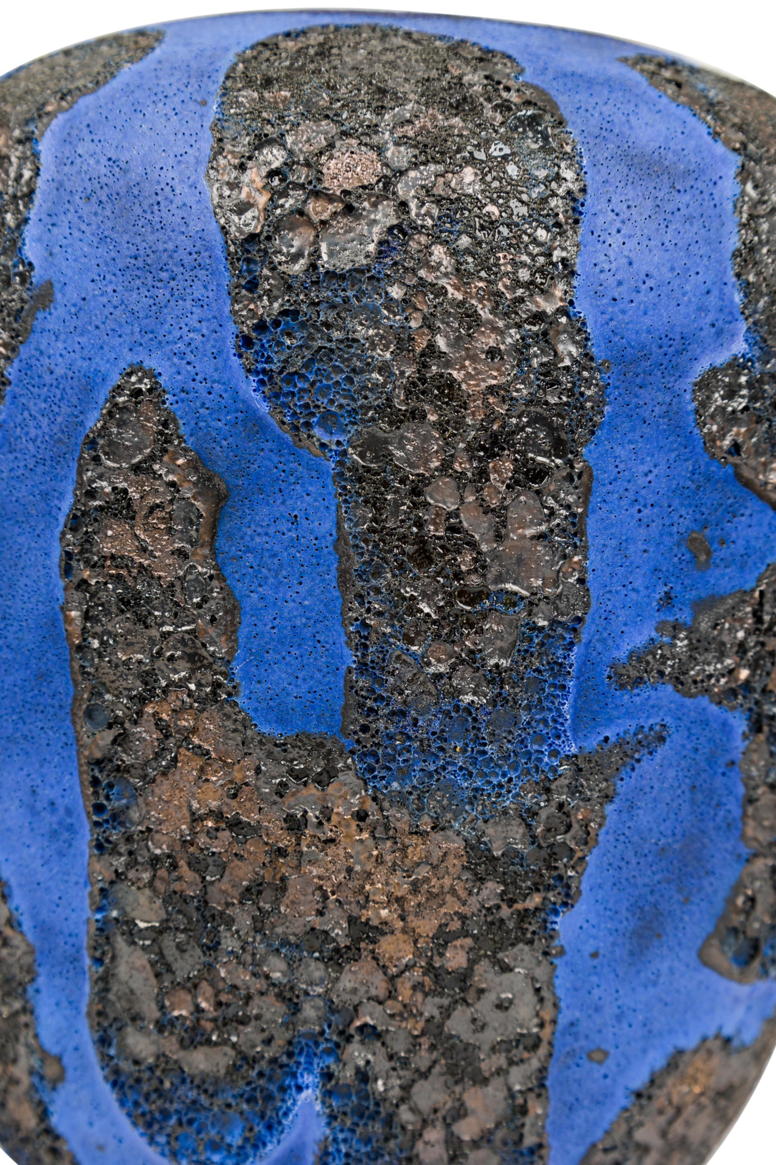 Gary Dipasquale Vaso smaltato di lava nera a struttura blu cobalto con interno nero In condizioni buone in vendita a Queens, NY