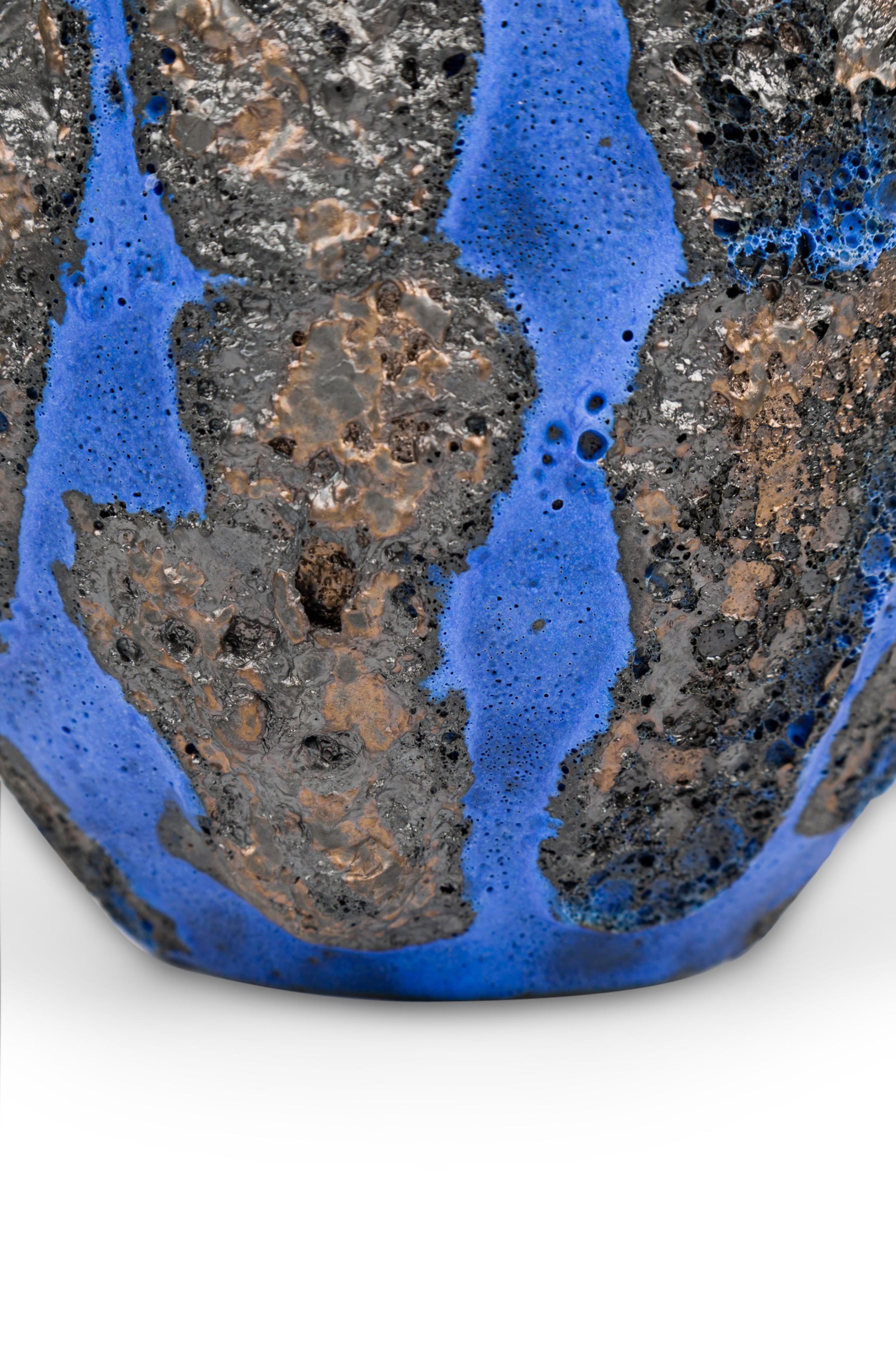 XX secolo Gary Dipasquale Vaso smaltato di lava nera a struttura blu cobalto con interno nero in vendita