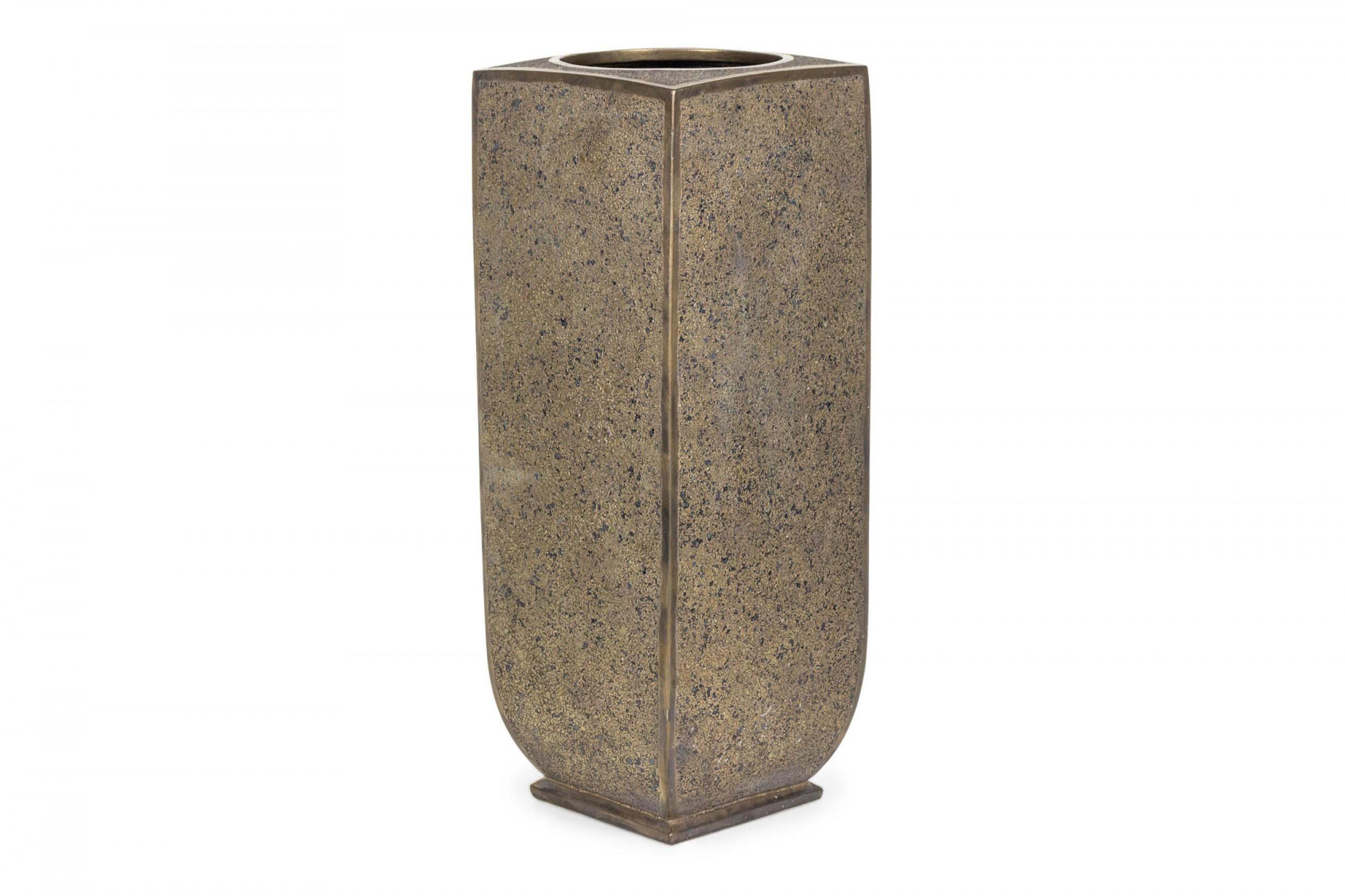 Moderno Gary Dipasquale Vaso contemporaneo in ceramica a forma di cerchio e quadrato con smalto testurizzato in vendita