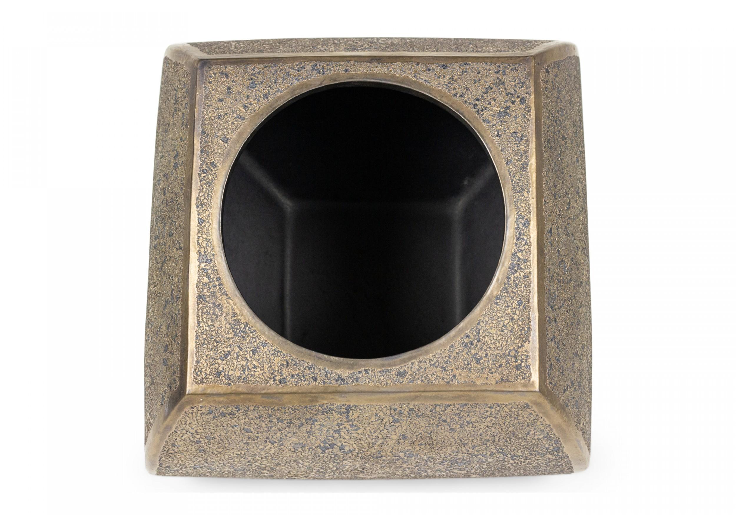 Moderne Gary Dipasquale Vase circulaire et carré contemporain en céramique à glaçure texturée en vente