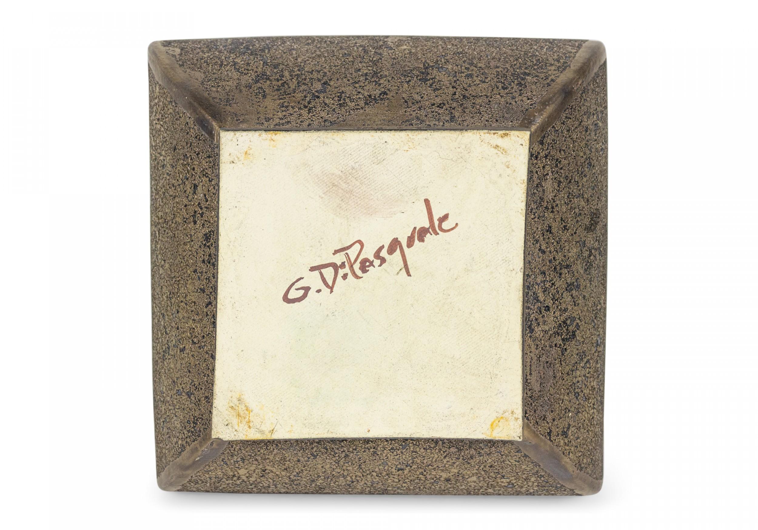 Américain Gary Dipasquale Vase circulaire et carré contemporain en céramique à glaçure texturée en vente