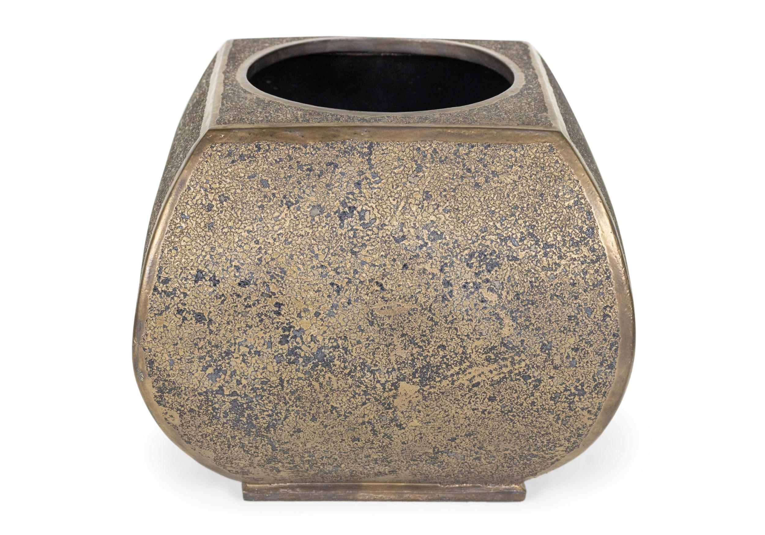 Fait main Gary Dipasquale Vase circulaire et carré contemporain en céramique à glaçure texturée en vente