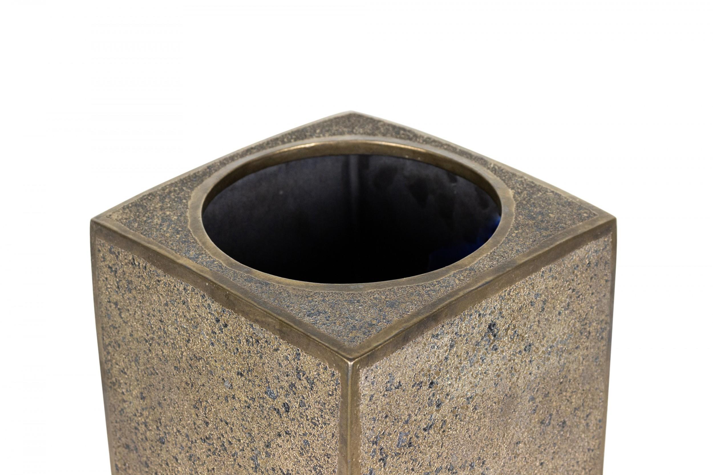 XX secolo Gary Dipasquale Vaso contemporaneo in ceramica a forma di cerchio e quadrato con smalto testurizzato in vendita