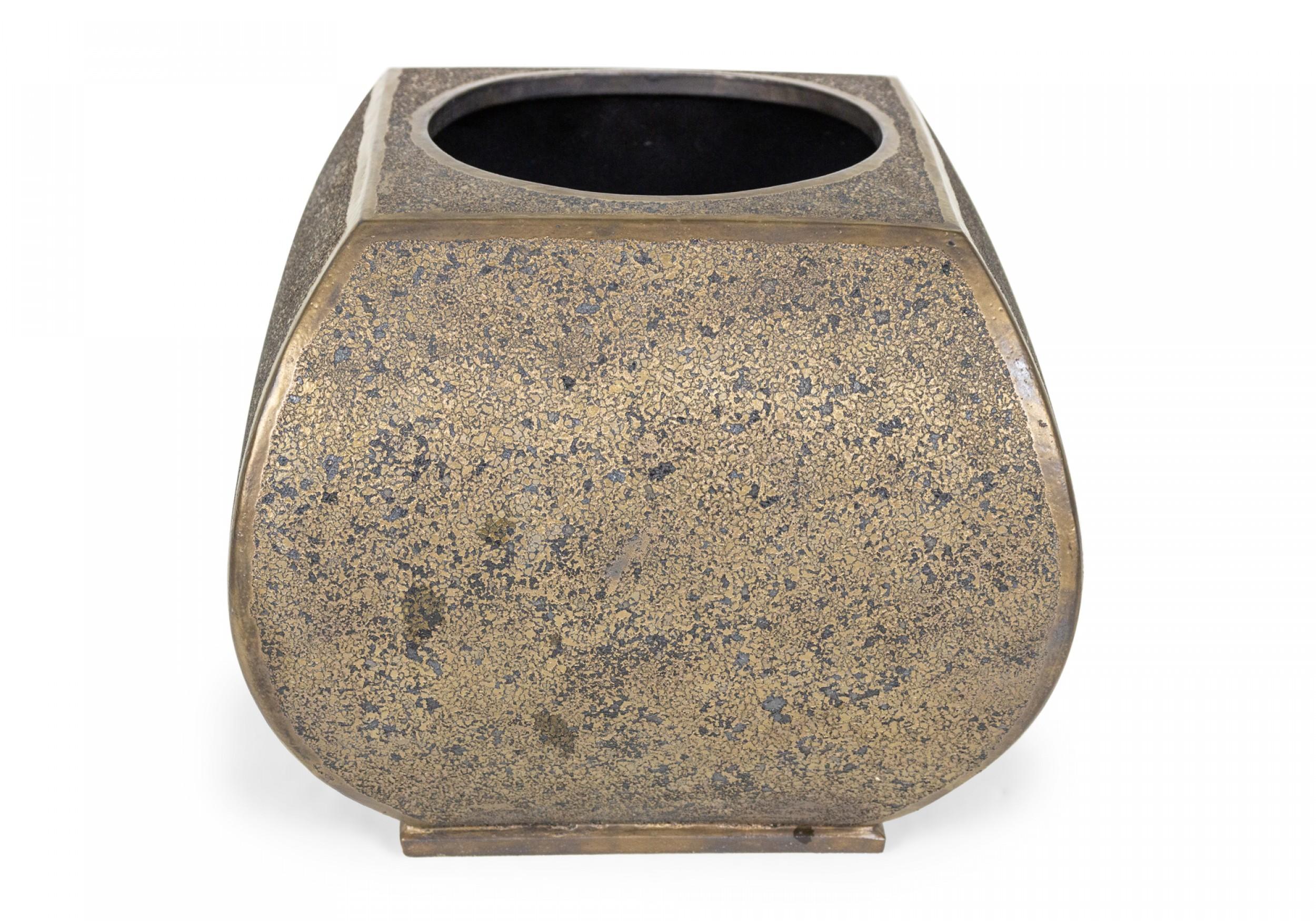 20ième siècle Gary Dipasquale Vase circulaire et carré contemporain en céramique à glaçure texturée en vente