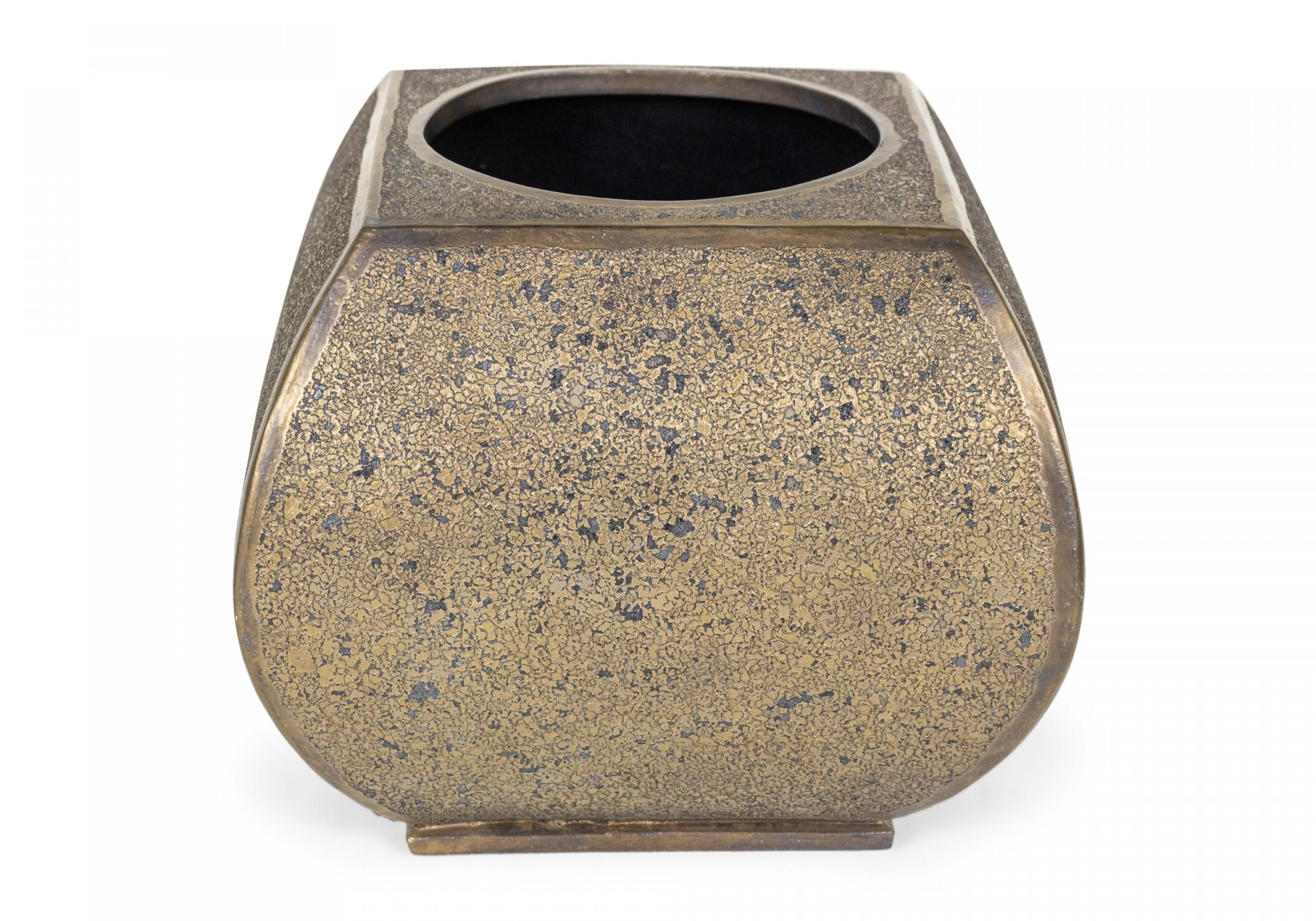 Céramique Gary Dipasquale Vase circulaire et carré contemporain en céramique à glaçure texturée en vente