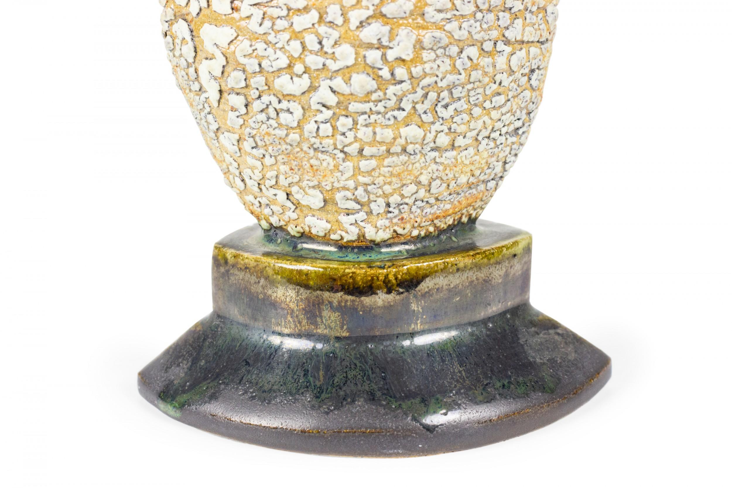 Moderno Gary Dipasquale Vaso contemporaneo in ceramica a doppia zucca con texture corteccia in vendita