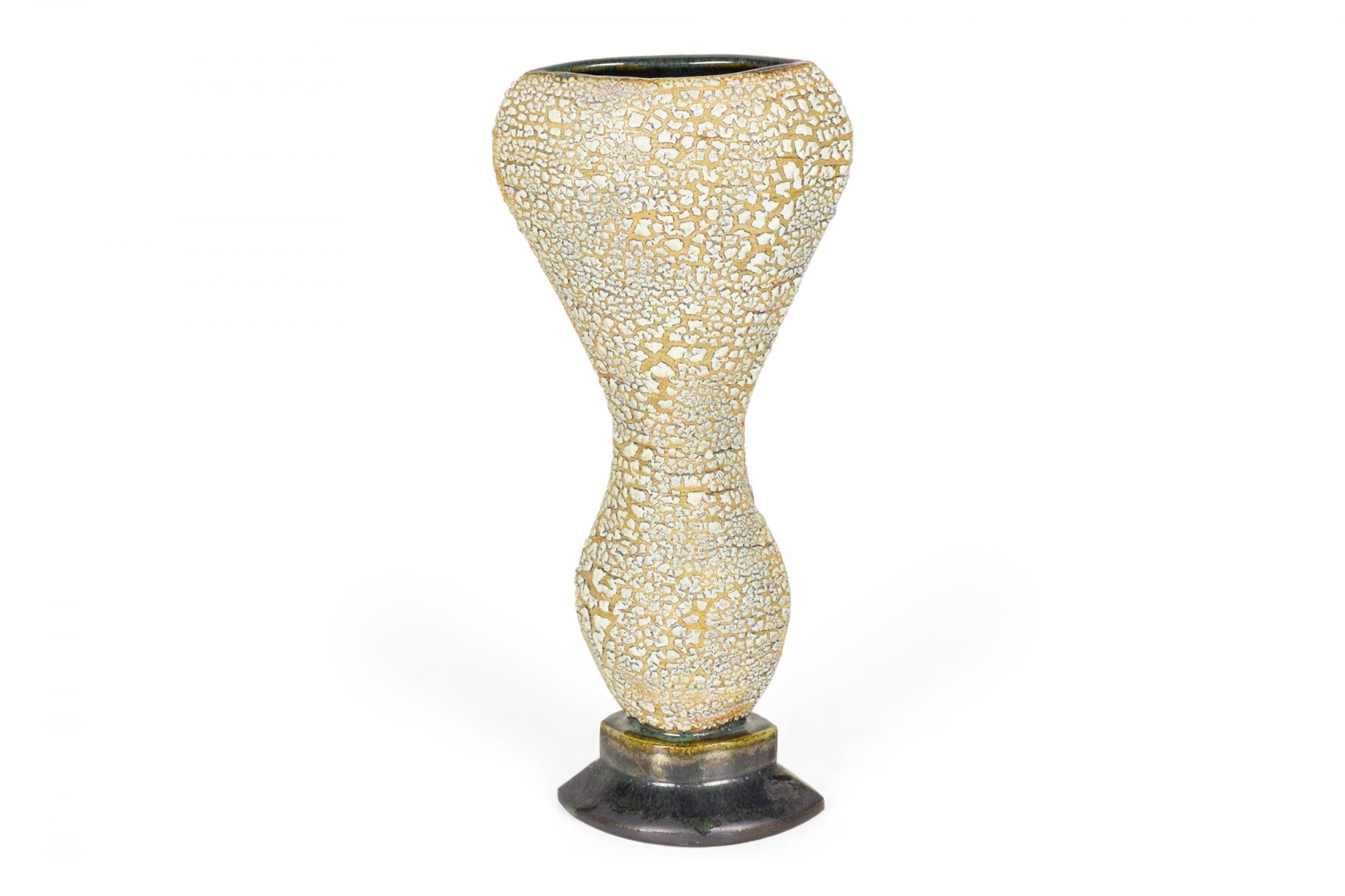 Fatto a mano Gary Dipasquale Vaso contemporaneo in ceramica a doppia zucca con texture corteccia in vendita