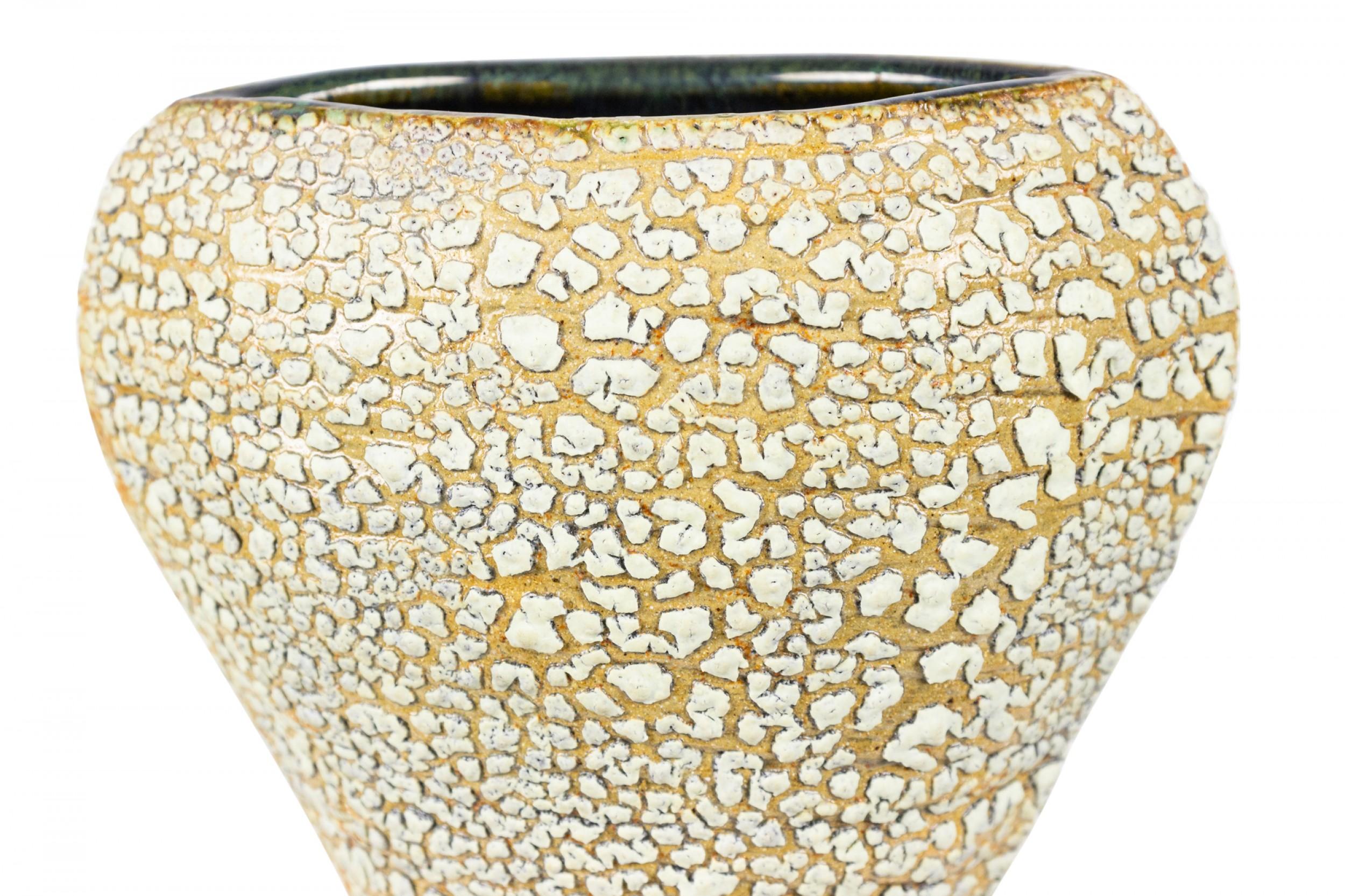 Ceramica Gary Dipasquale Vaso contemporaneo in ceramica a doppia zucca con texture corteccia in vendita