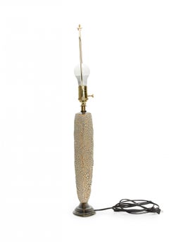 Gary Dipasquale Lampe de table contemporaine en céramique, forme enveloppe, texture écorce