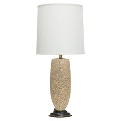 Gary Dipasquale Lampe de table contemporaine en céramique, forme enveloppe, texture écorce