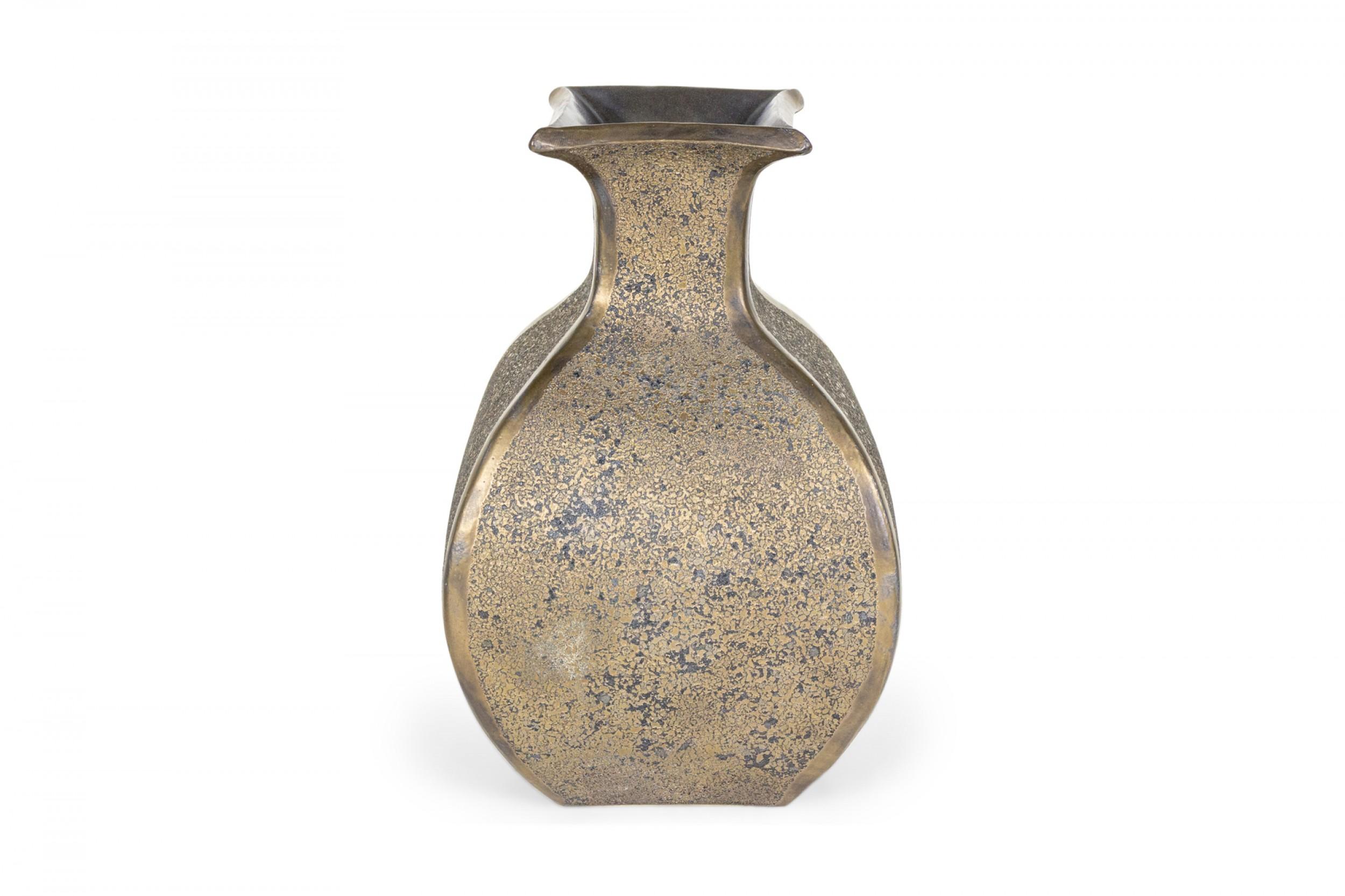 Vase contemporain en céramique avec des côtés carrés et un rebord évasé, fini avec une glaçure bronze. (GARY DIPASQUALE)