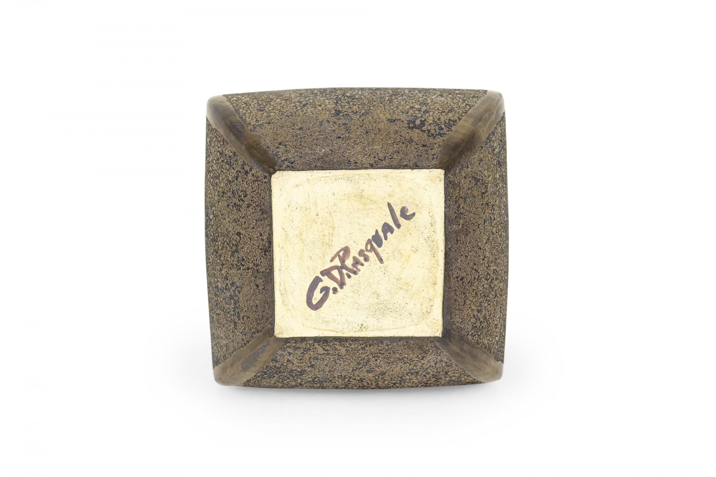 Moderne Gary Dipasquale Vase contemporain en céramique à lèvre quadrillée et évasée émaillée bronze en vente