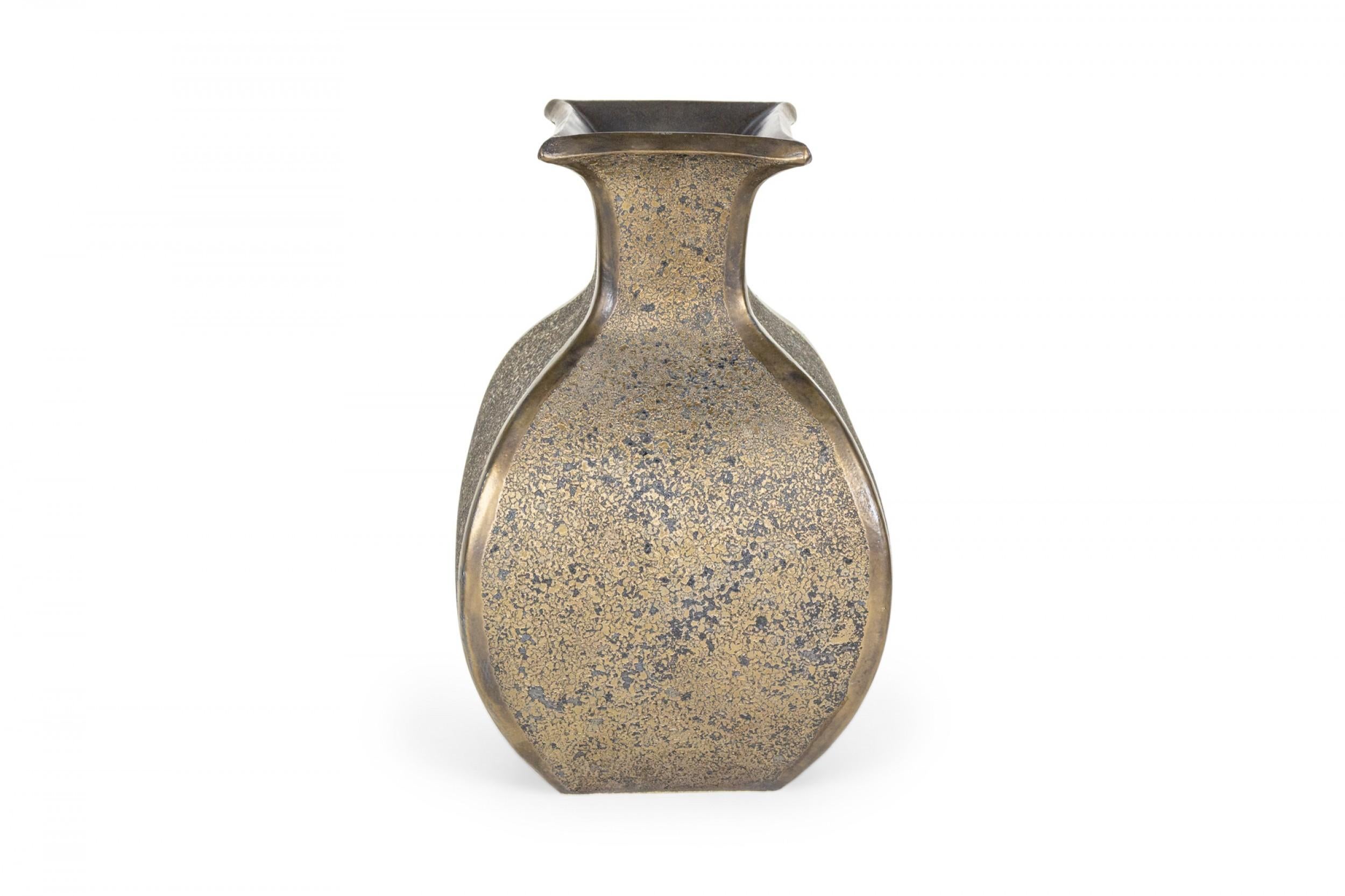 Américain Gary Dipasquale Vase contemporain en céramique à lèvre quadrillée et évasée émaillée bronze en vente
