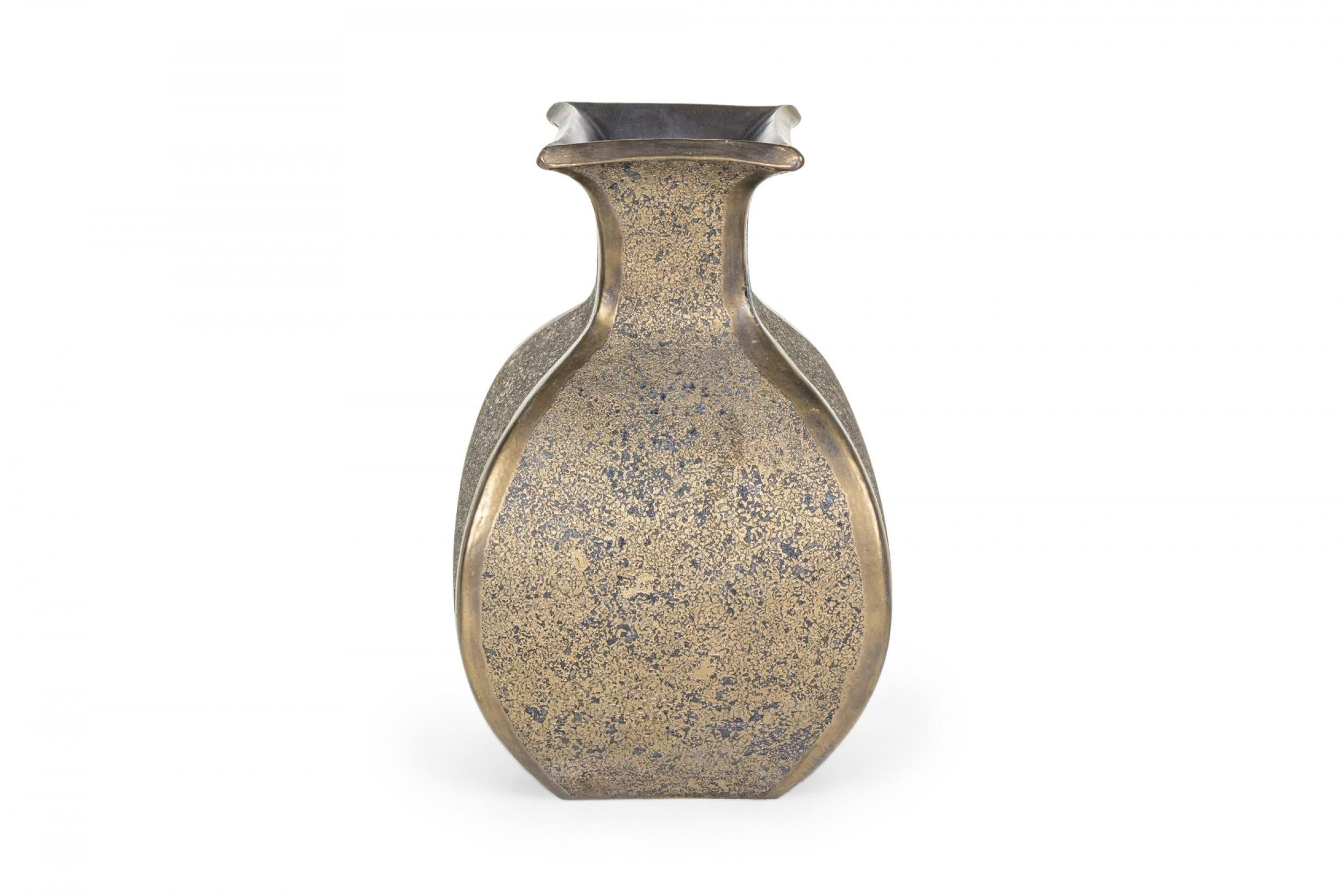 Gary Dipasquale Vase contemporain en céramique à lèvre quadrillée et évasée émaillée bronze Bon état - En vente à Queens, NY