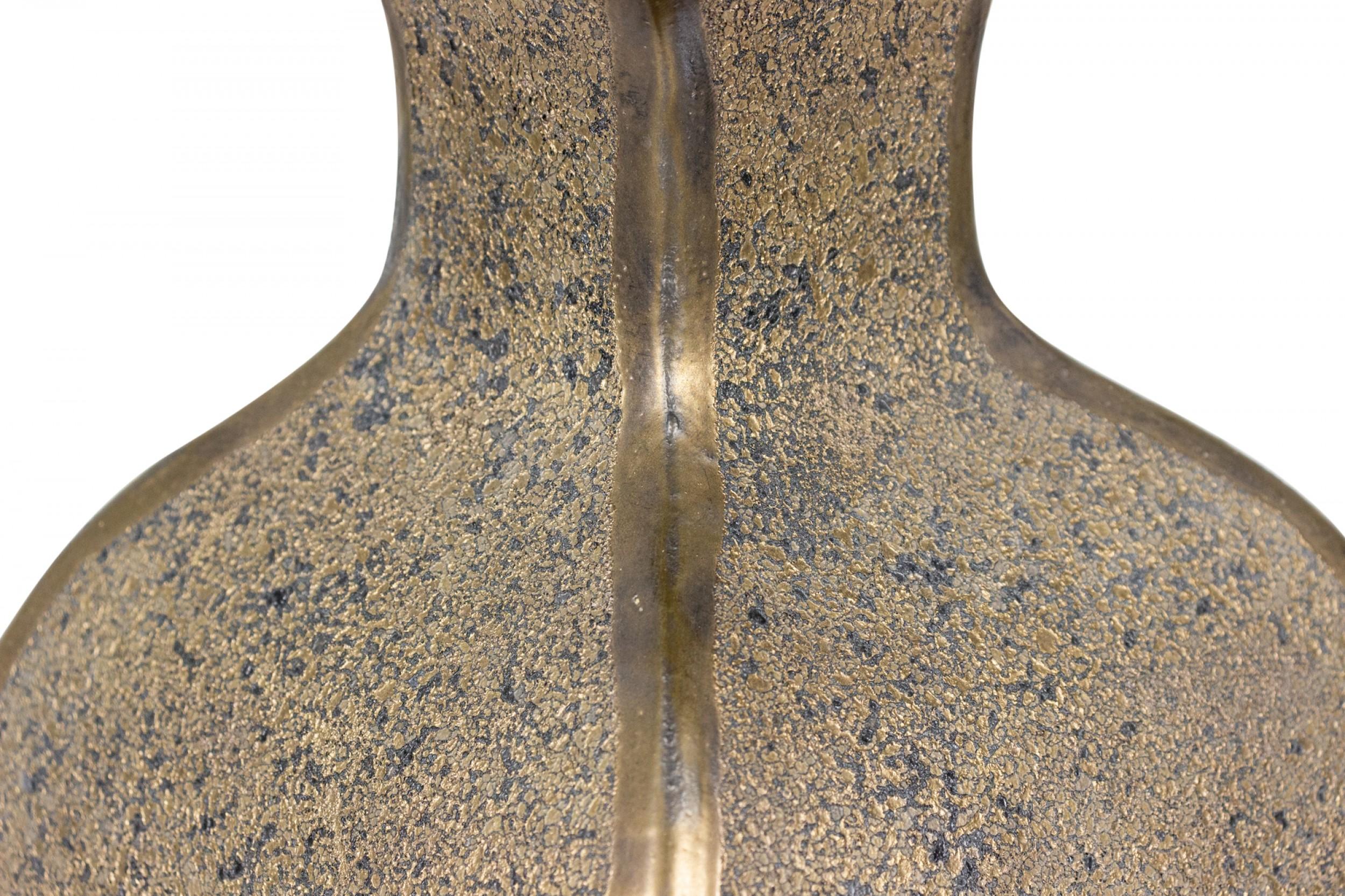 20ième siècle Gary Dipasquale Vase contemporain en céramique à lèvre quadrillée et évasée émaillée bronze en vente