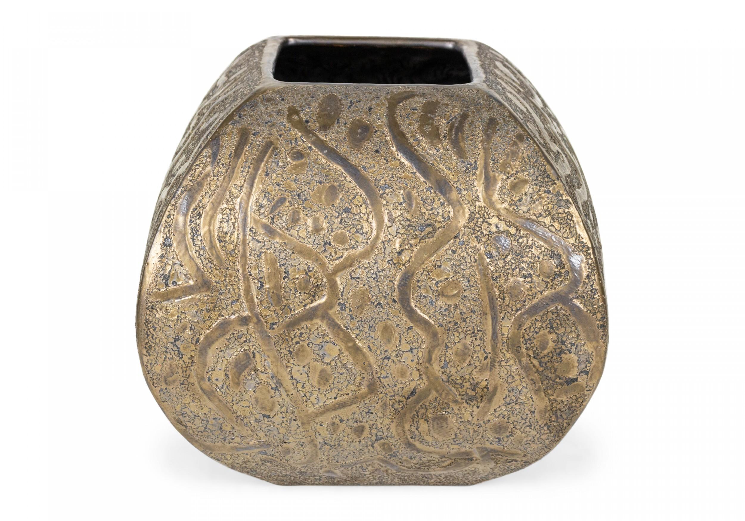 Effet bronze Gary Dipasquale Vase contemporain en céramique Squared Graffiti Bronze Glazed en vente