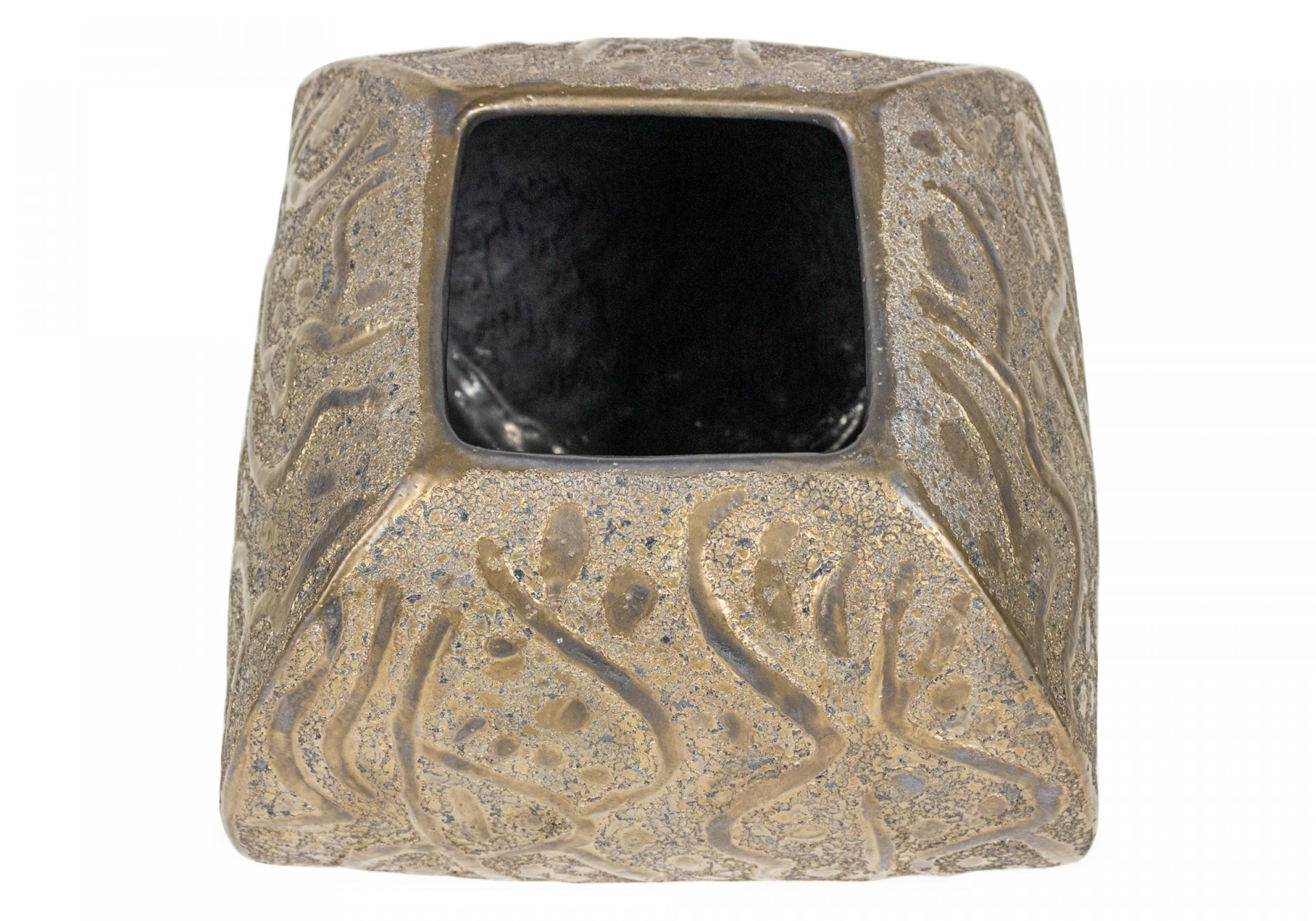20ième siècle Gary Dipasquale Vase contemporain en céramique Squared Graffiti Bronze Glazed en vente
