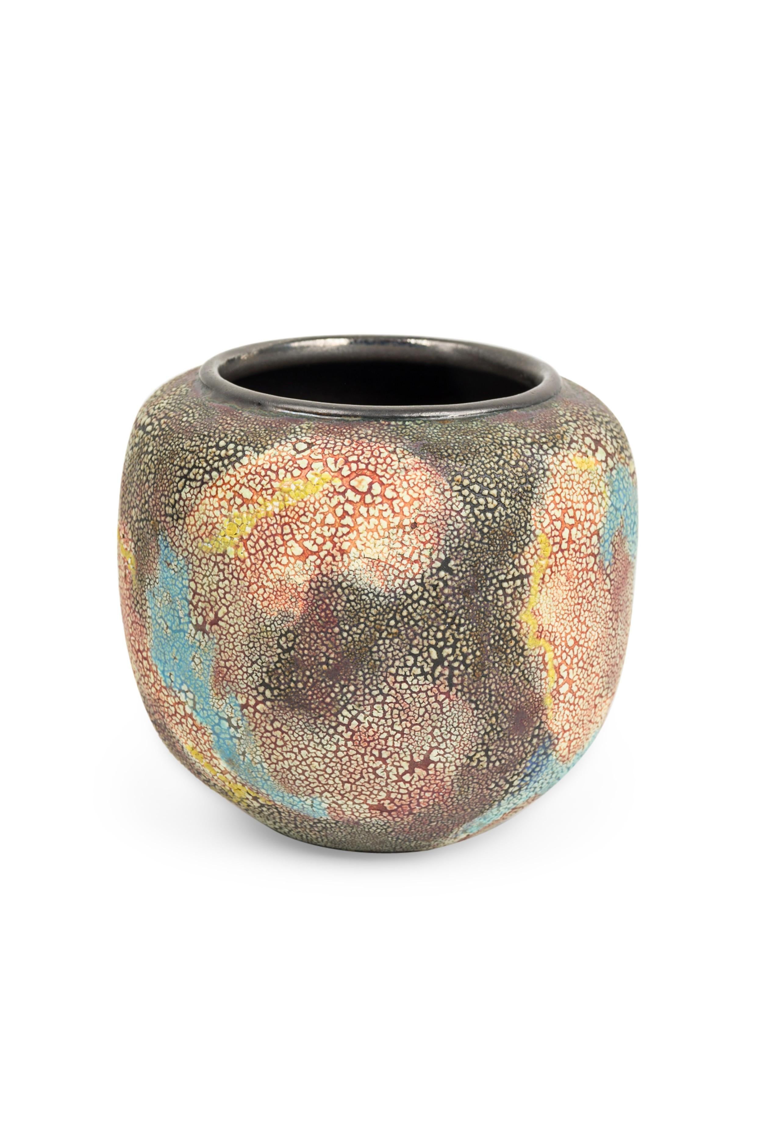 Gary DiPasquale Zeitgenössische mehrfarbige Vase mit Rindenstruktur und schwarzem Inneren und Rand