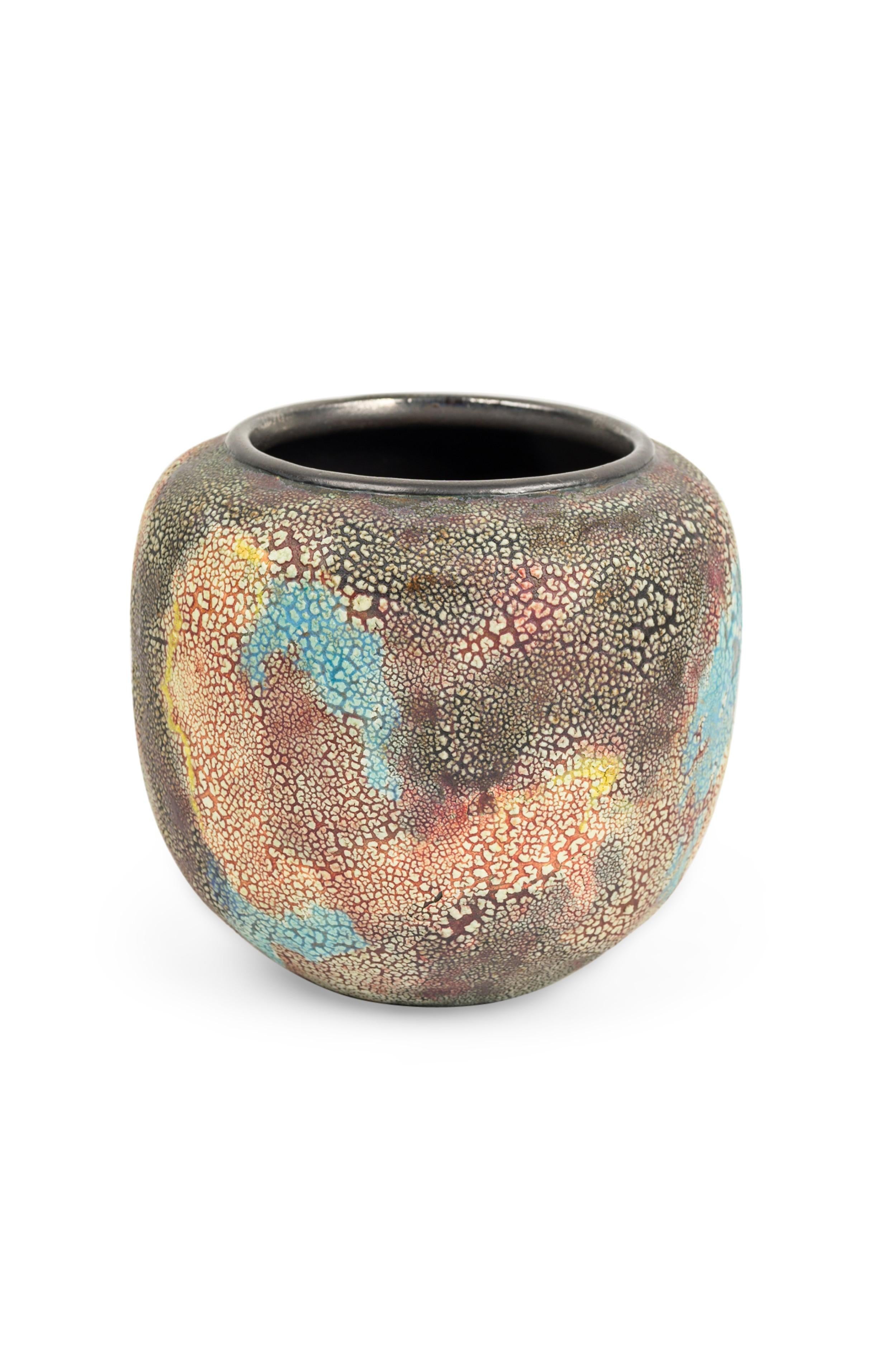 Gary Dipasquale Zeitgenössische mehrfarbige Vase mit Rindenstruktur und schwarzem Rand (Moderne) im Angebot