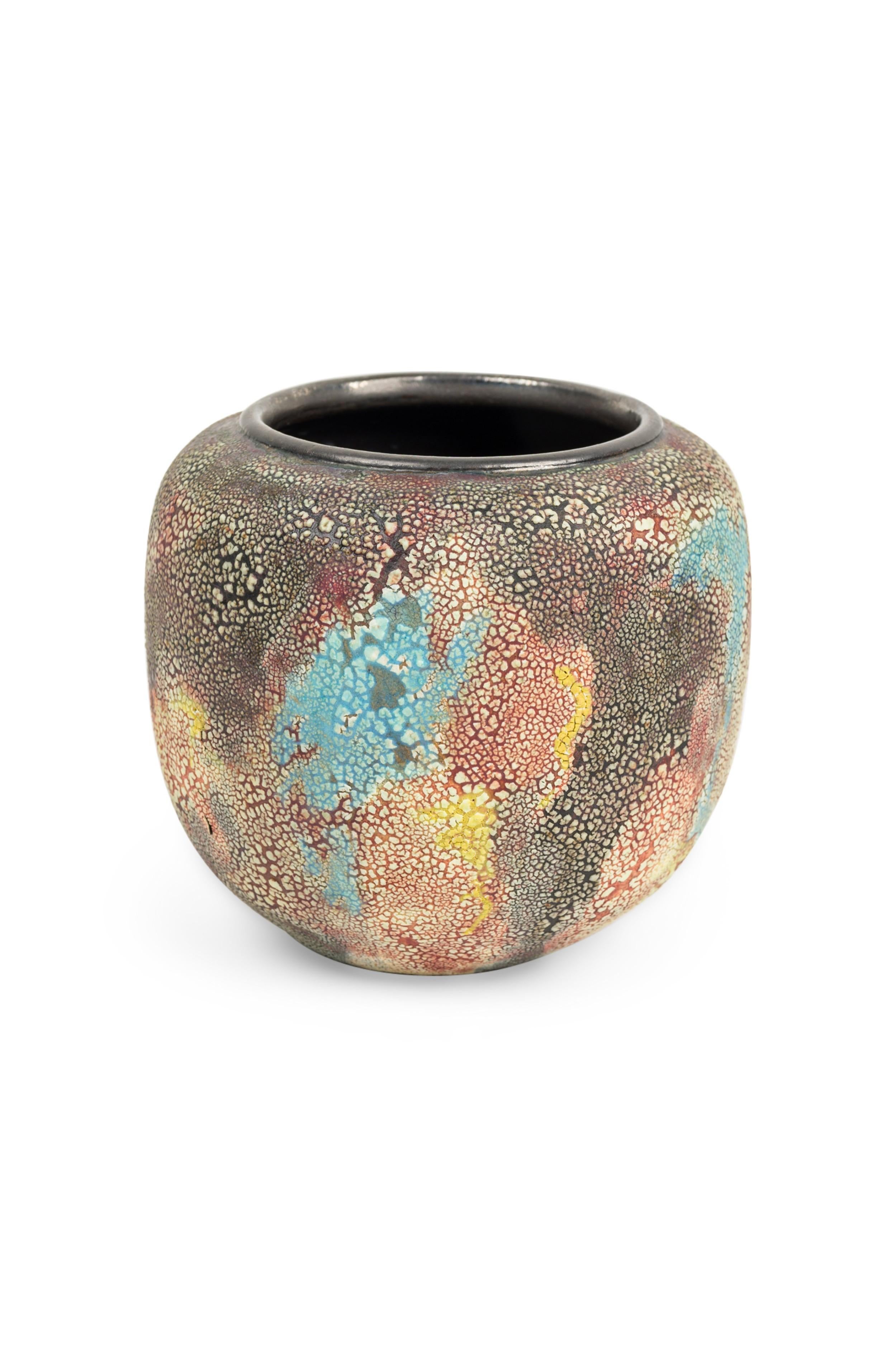 Gary Dipasquale Zeitgenössische mehrfarbige Vase mit Rindenstruktur und schwarzem Rand (amerikanisch) im Angebot