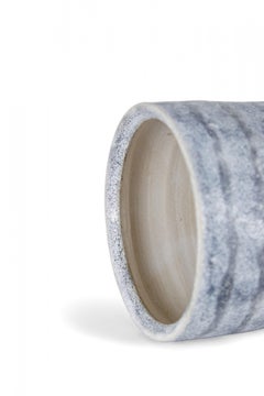 Gary Dipasquale Contemporary Small Thrown Textured Gray Striped Vase (Vase à bandes texturées grises)