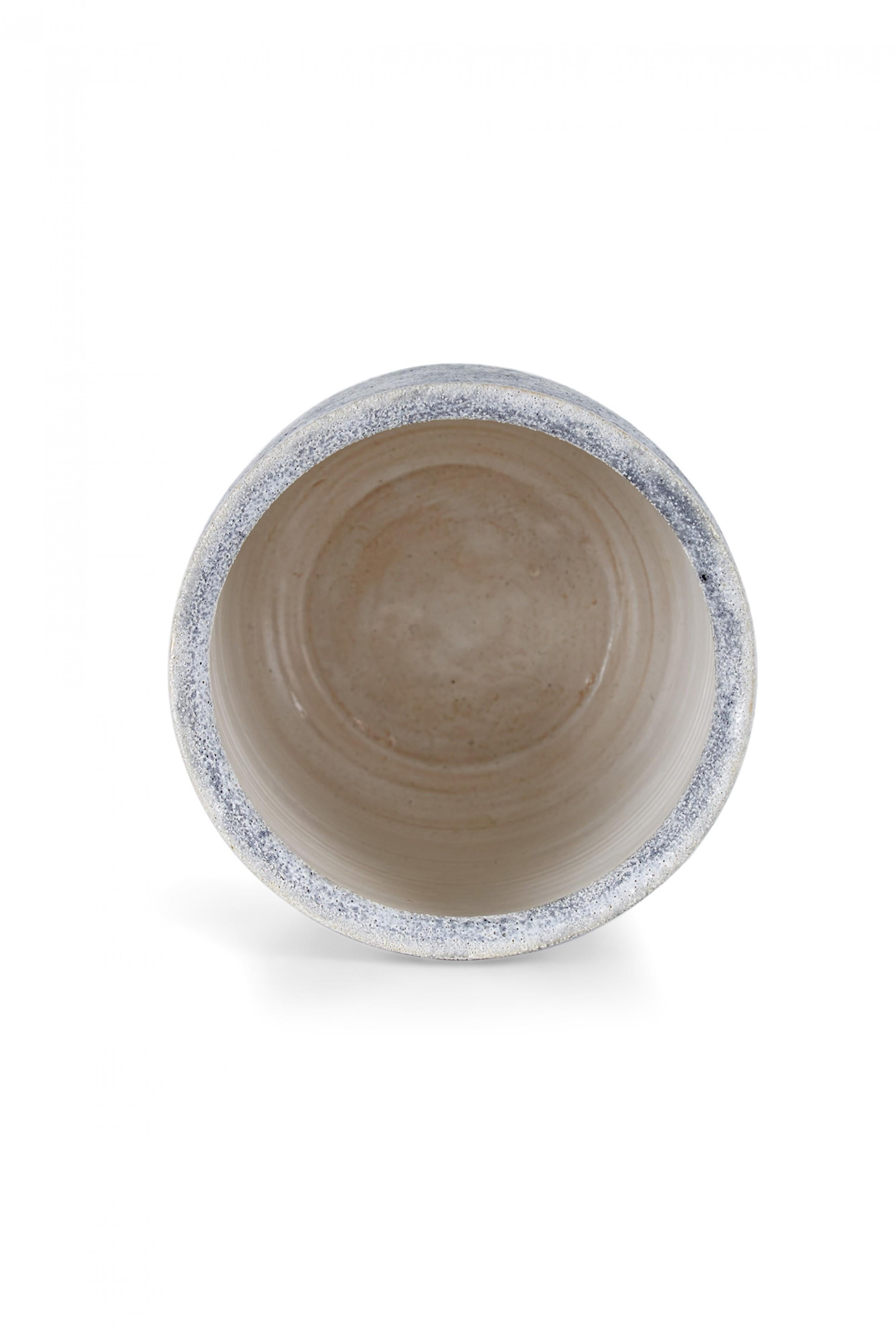 Gary Dipasquale Contemporary Small Thrown Textured Gray Striped Vase (Handgefertigt) im Angebot