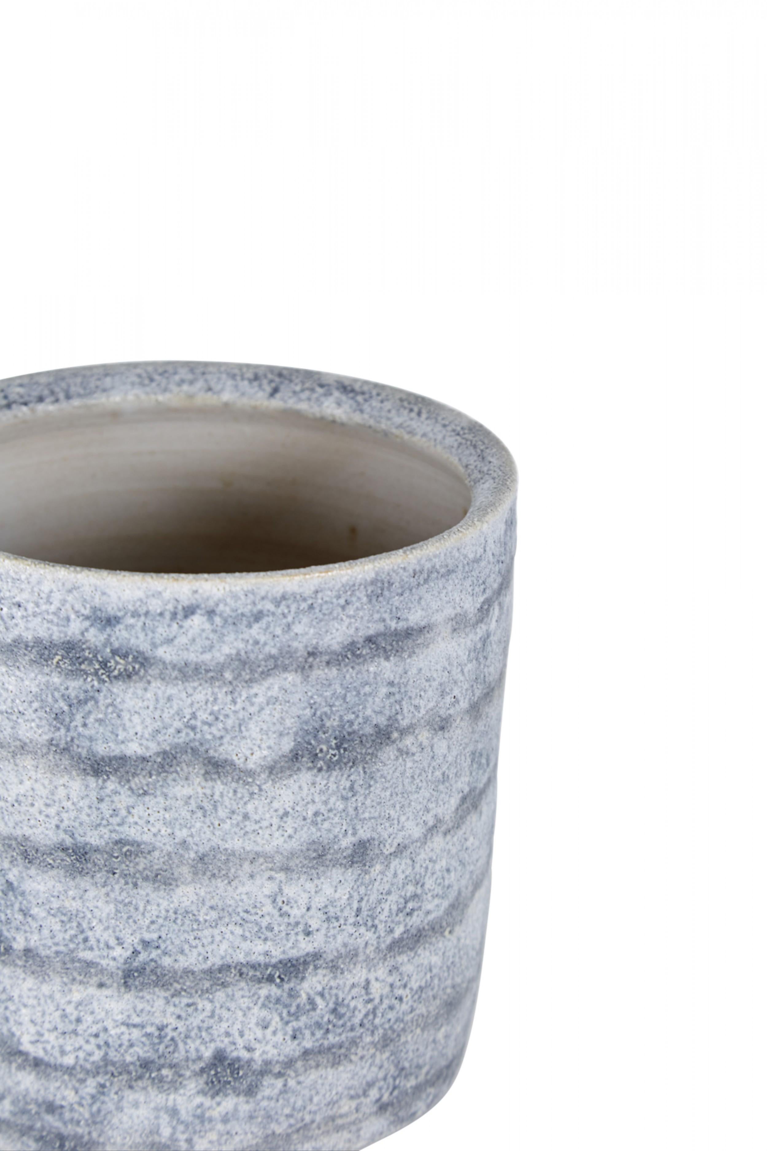 Gary Dipasquale Contemporary Small Thrown Textured Gray Striped Vase im Zustand „Gut“ im Angebot in Queens, NY