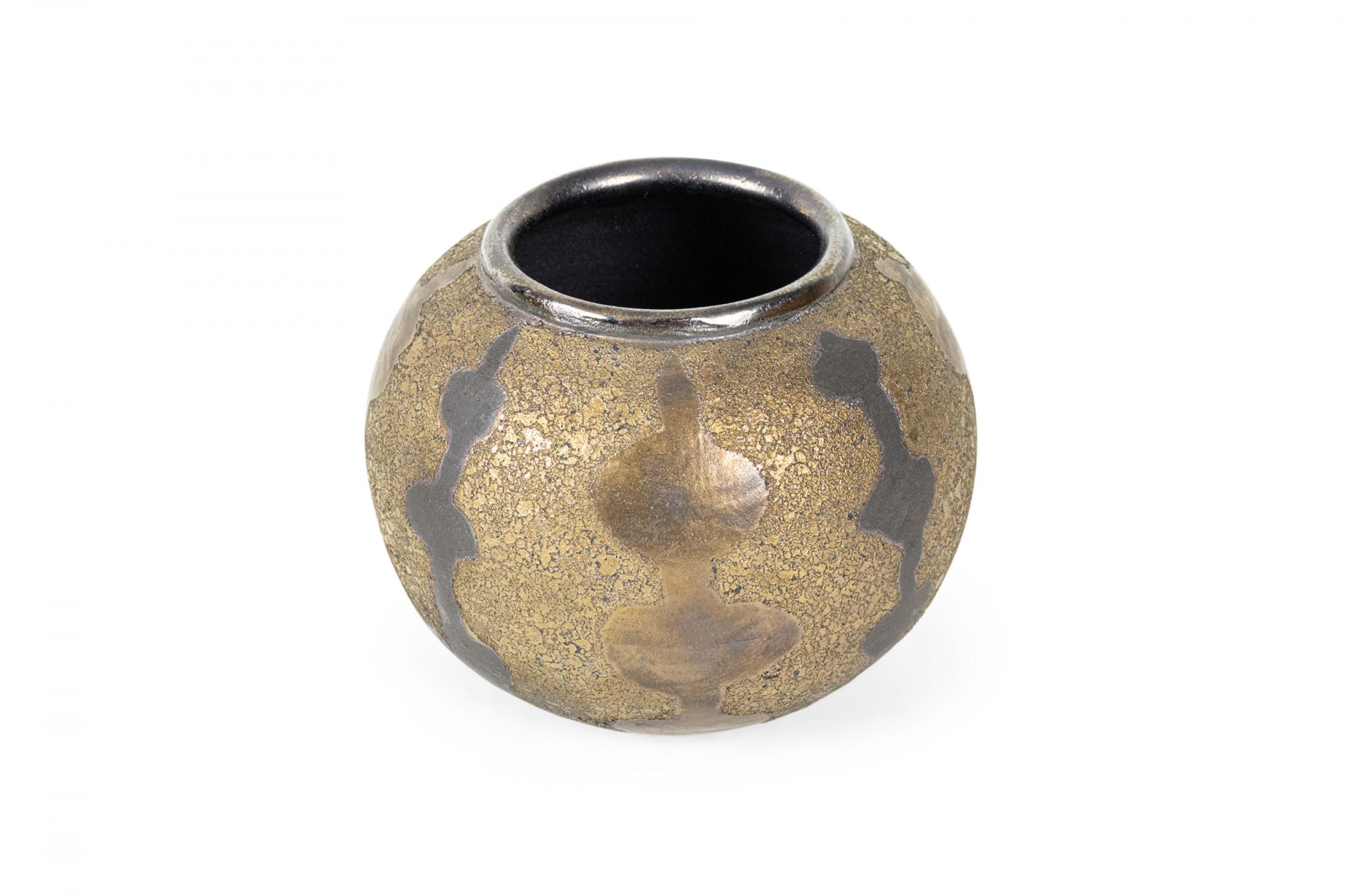Vase en céramique jetée contemporaine avec une glaçure à motif noir et bronze. (GARY DIPASQUALE)