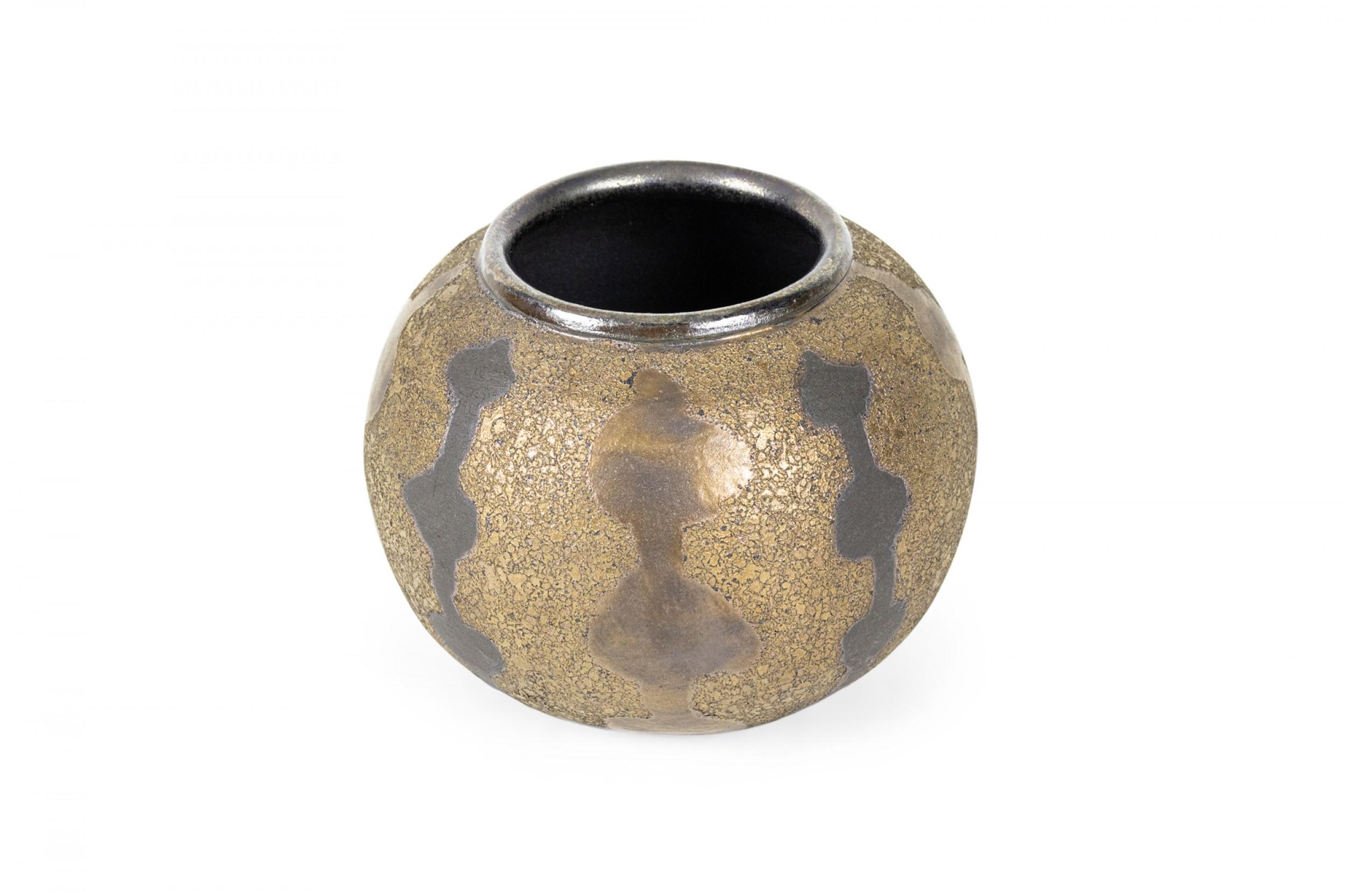 Moderne Gary Dipasquale Vase contemporain en céramique émaillée noir et bronze à motifs en vente