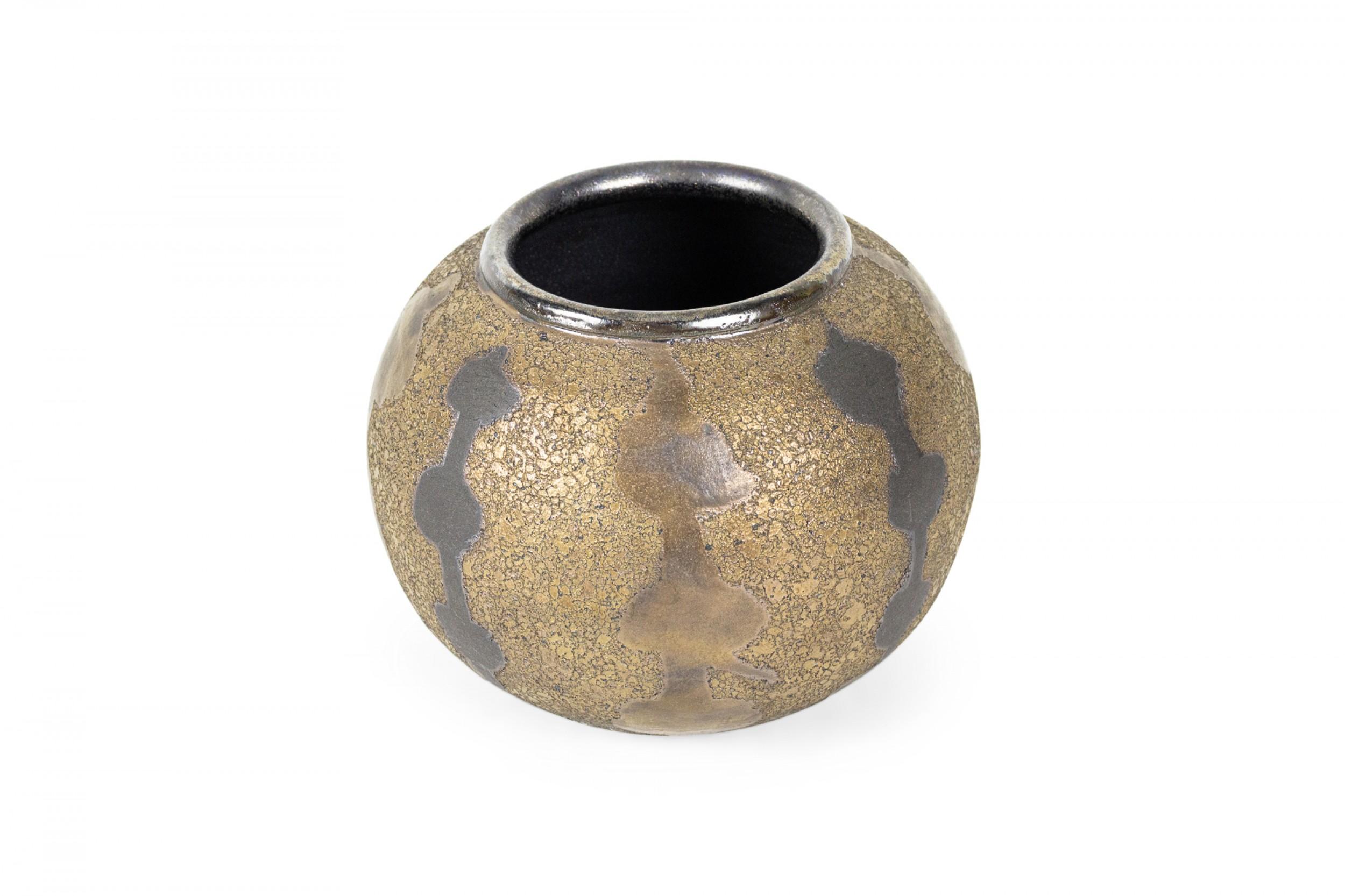 Fait main Gary Dipasquale Vase contemporain en céramique émaillée noir et bronze à motifs en vente