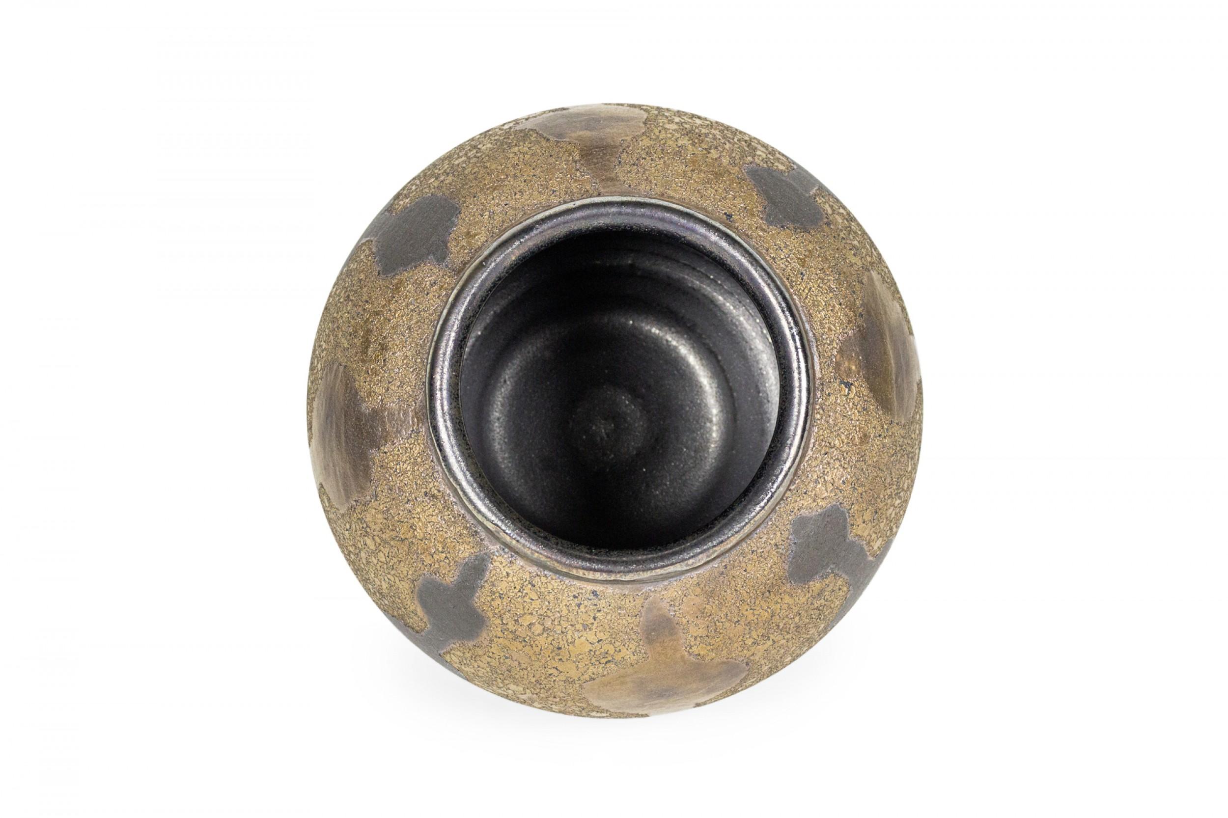 20ième siècle Gary Dipasquale Vase contemporain en céramique émaillée noir et bronze à motifs en vente