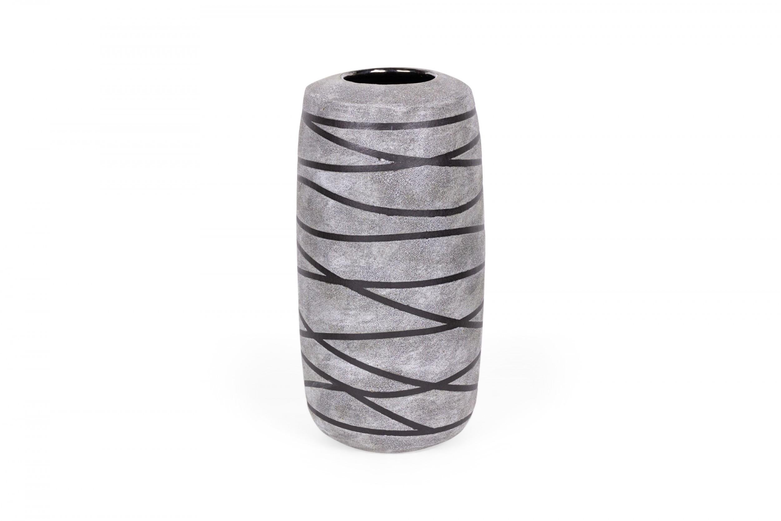 Moderno Gary Dipasquale - Vaso alto in ceramica contemporanea con struttura grigia e nera in vendita