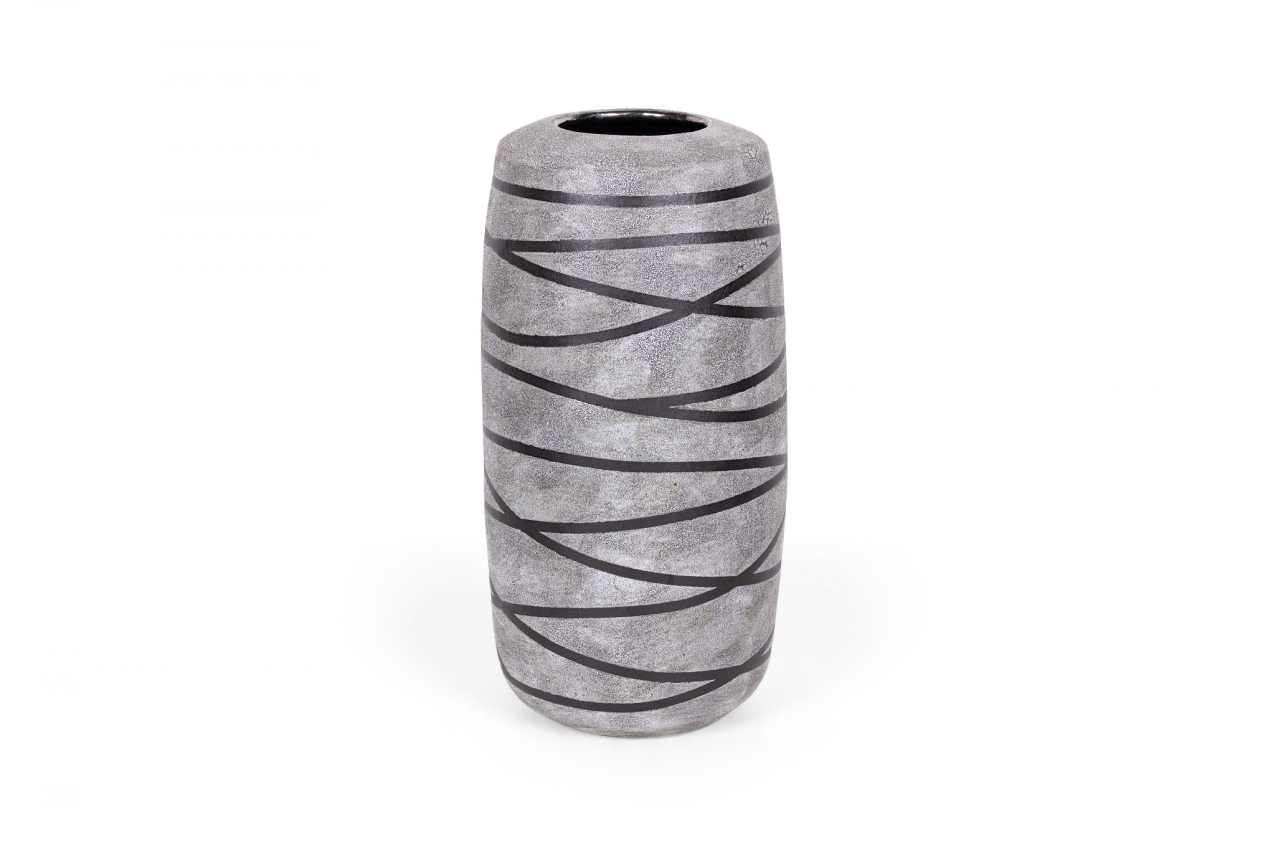 Americano Gary Dipasquale - Vaso alto in ceramica contemporanea con struttura grigia e nera in vendita