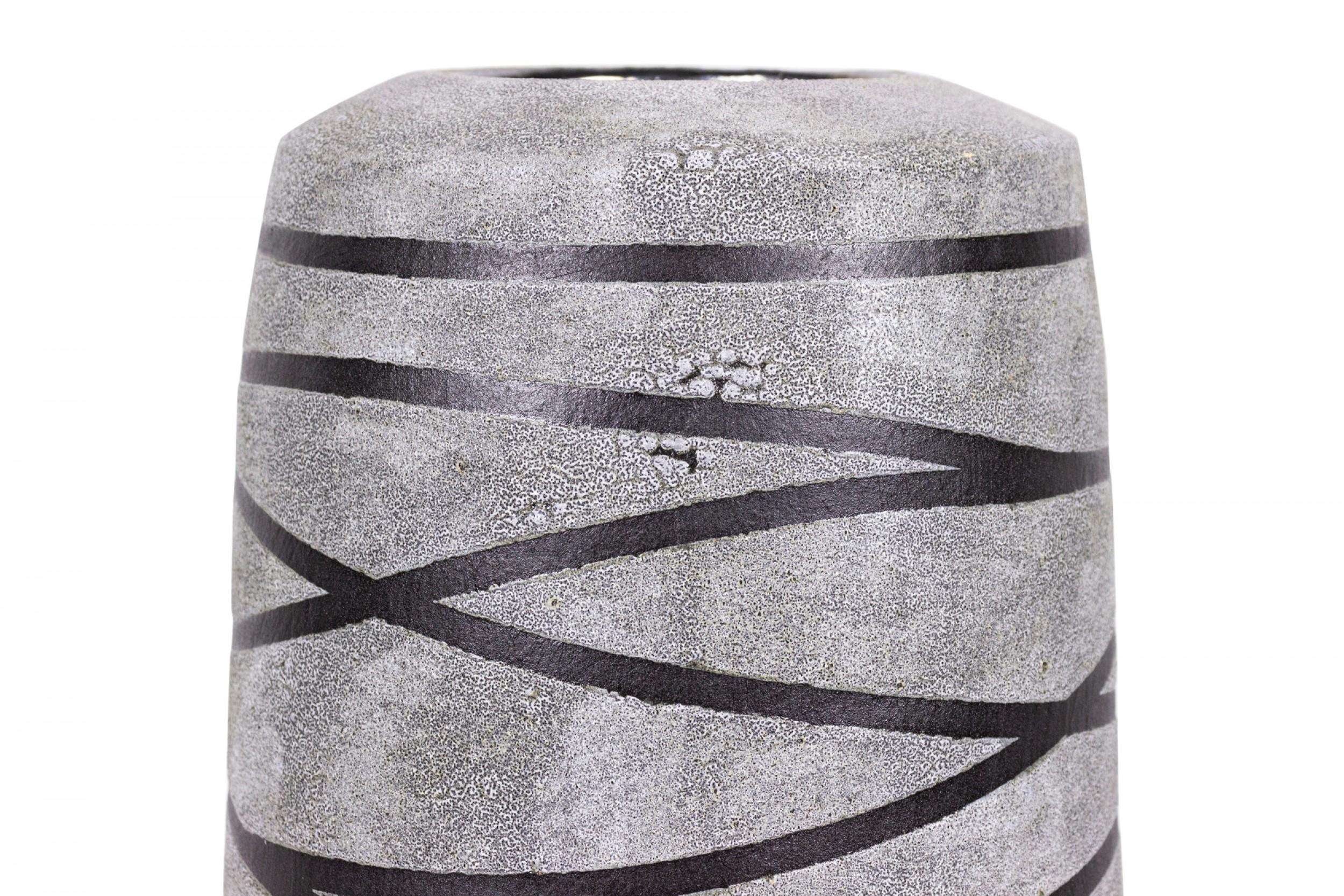 Fatto a mano Gary Dipasquale - Vaso alto in ceramica contemporanea con struttura grigia e nera in vendita
