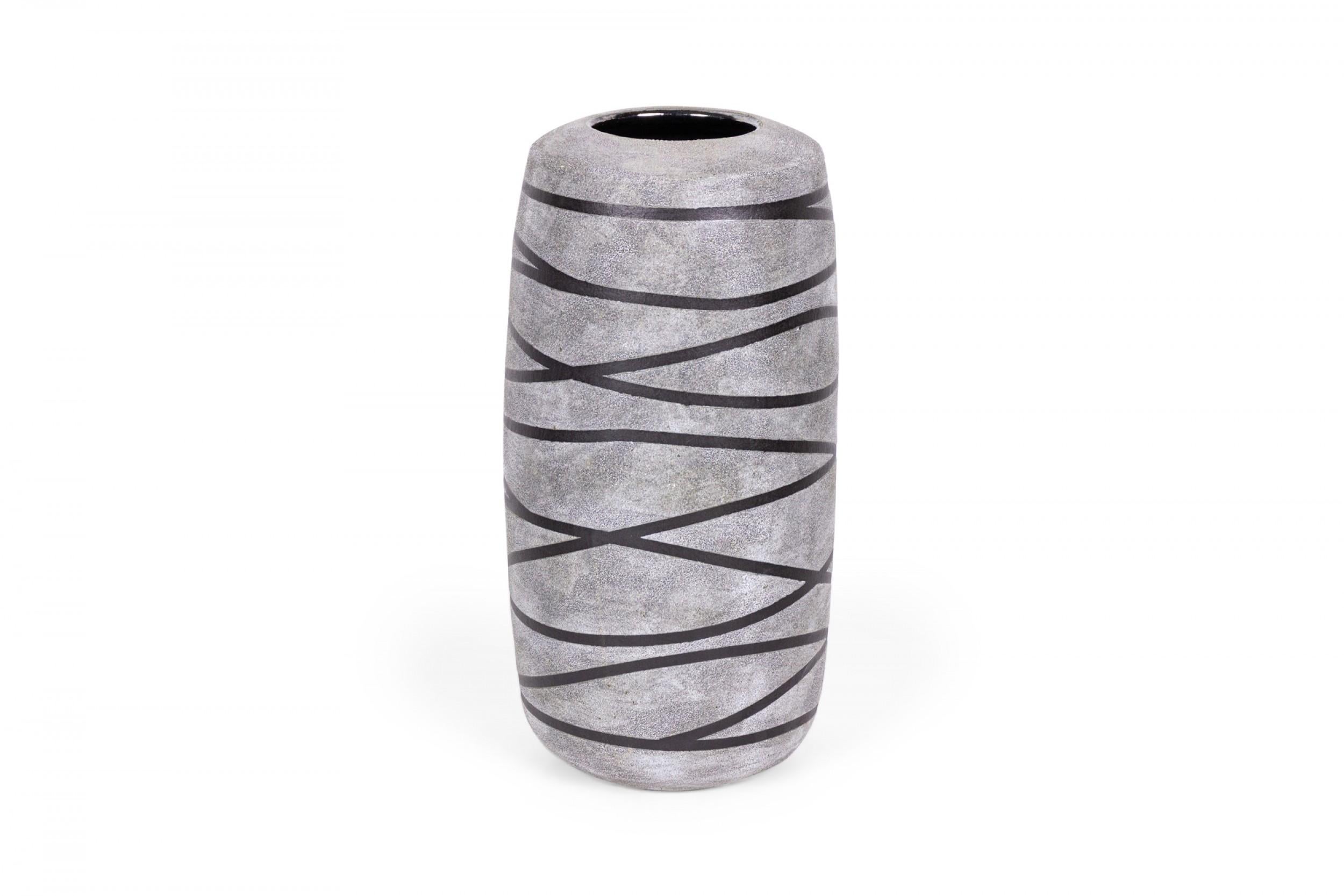 Ceramica Gary Dipasquale - Vaso alto in ceramica contemporanea con struttura grigia e nera in vendita
