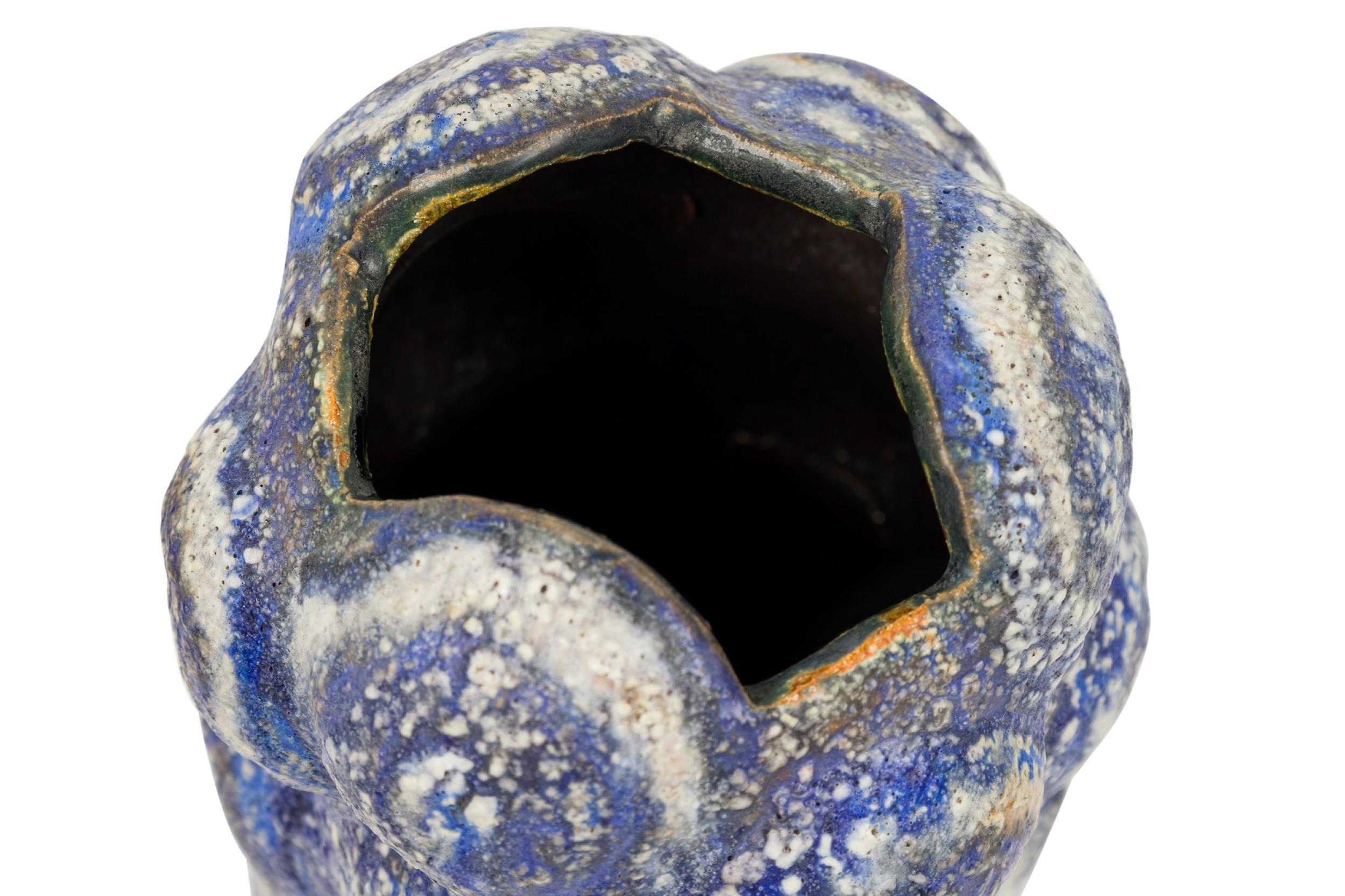 Gary DiPasquale Contemporary Vase with White Textural Exterior & Black Interior In Good Condition For Sale In Queens, NY