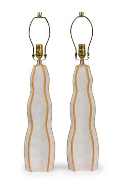 Gary Dipasquale Lampes de table contemporaines de forme ondulée en argile et émail blanc