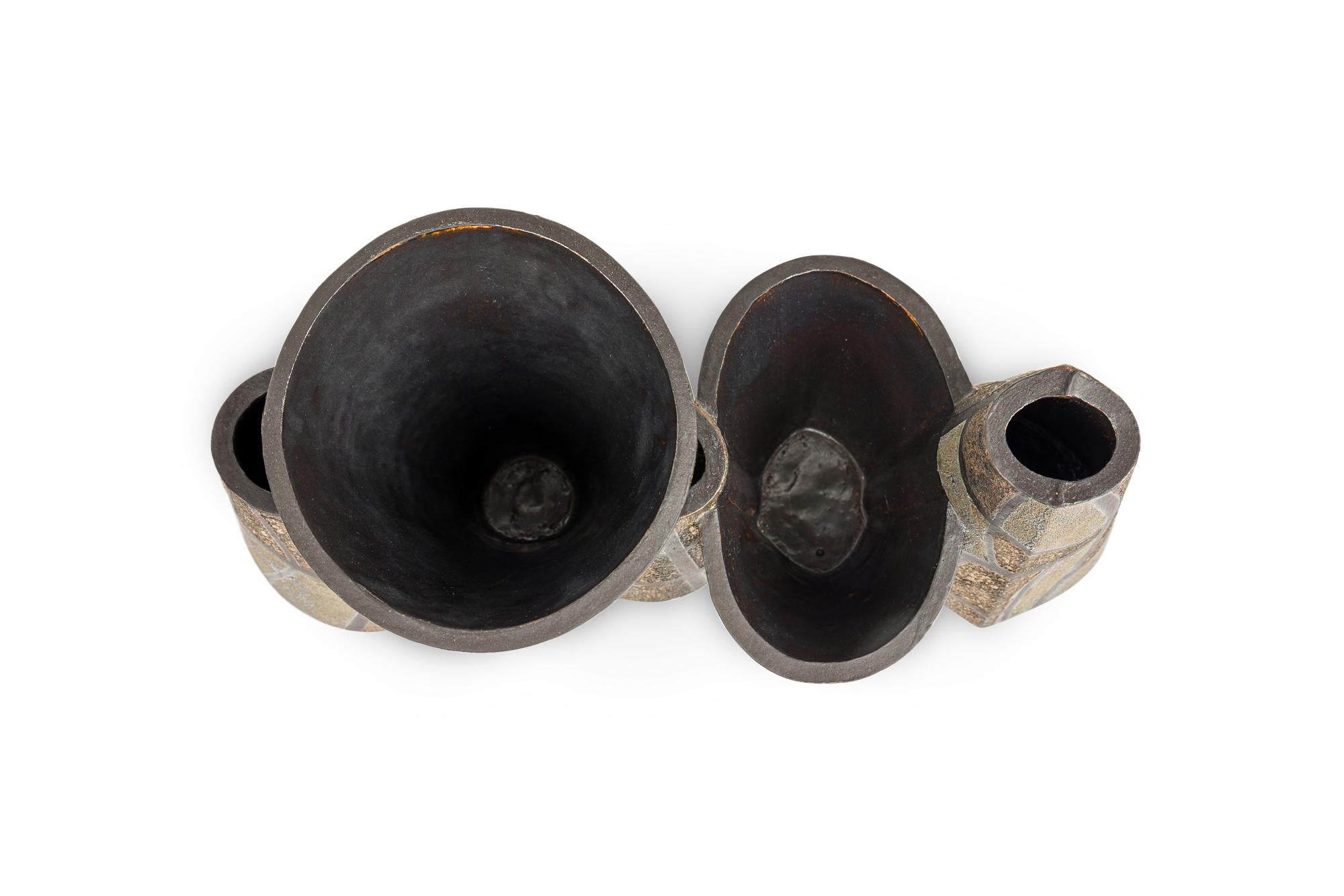 Ceramica Gary Dipasquale Vaso allungato multi-asimmetrico in nero, grigio geometrico in vendita