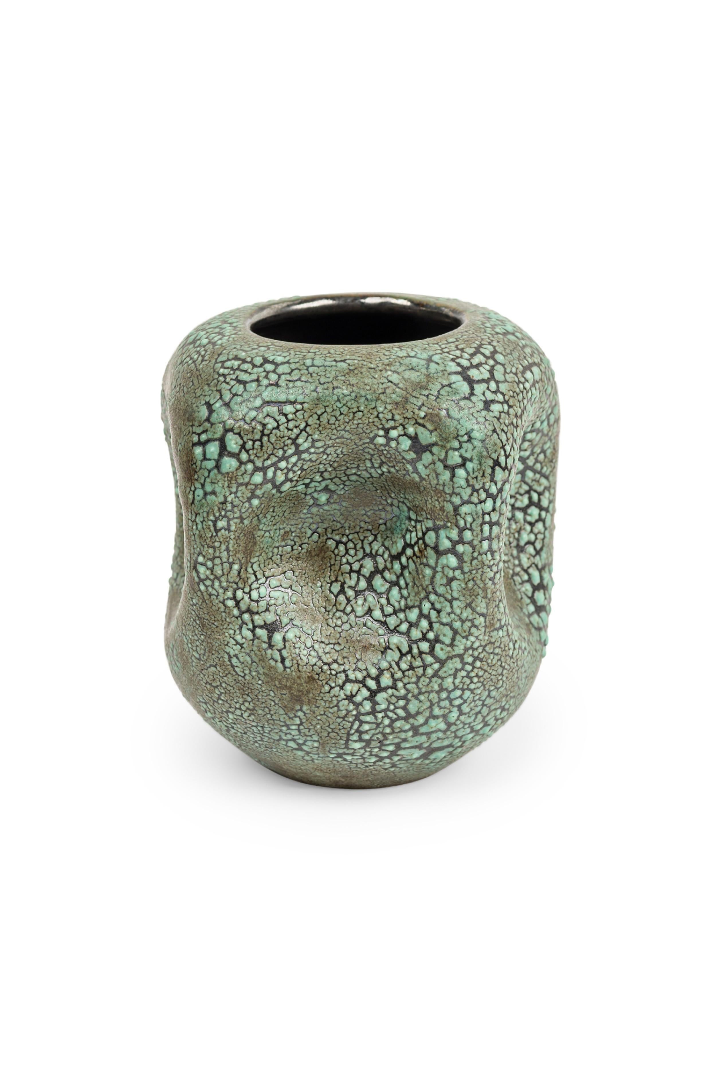 Gary Dipasquale Vaso contemporaneo in corteccia verde con lati dentellati e interno nero