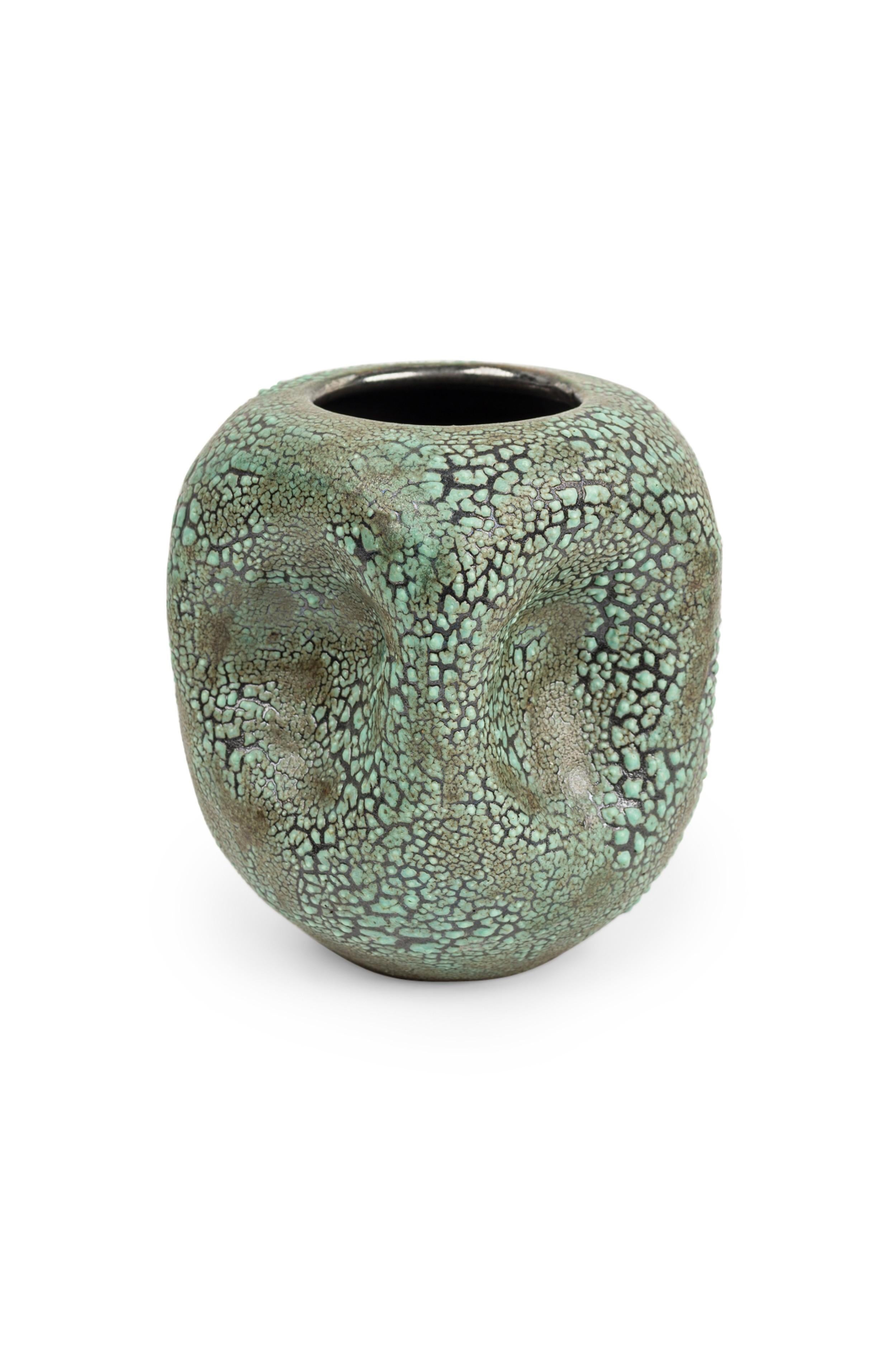 Moderno Gary Dipasquale Vaso in corteccia verde con lati dentellati e interno nero in vendita