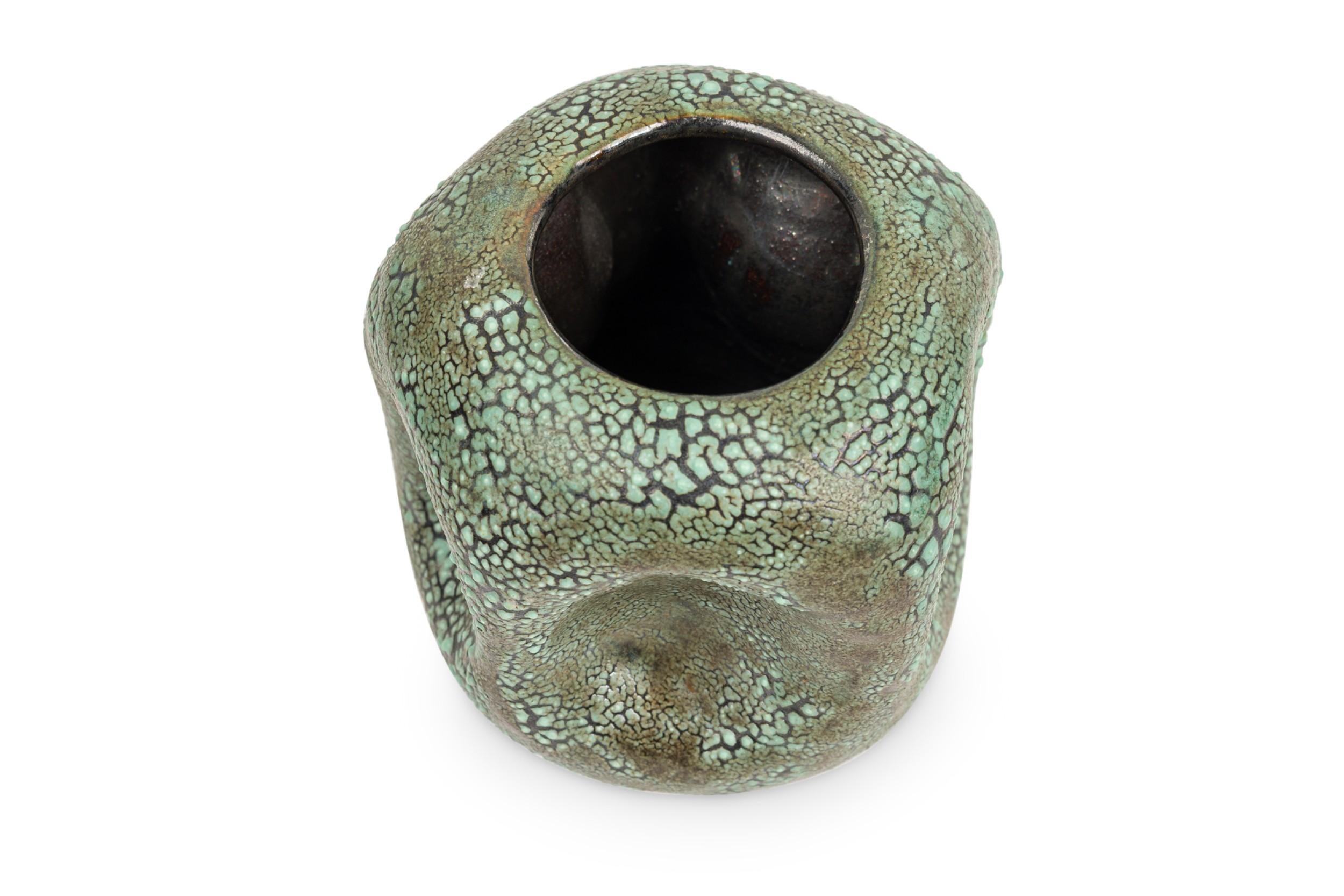 Ceramica Gary Dipasquale Vaso in corteccia verde con lati dentellati e interno nero in vendita