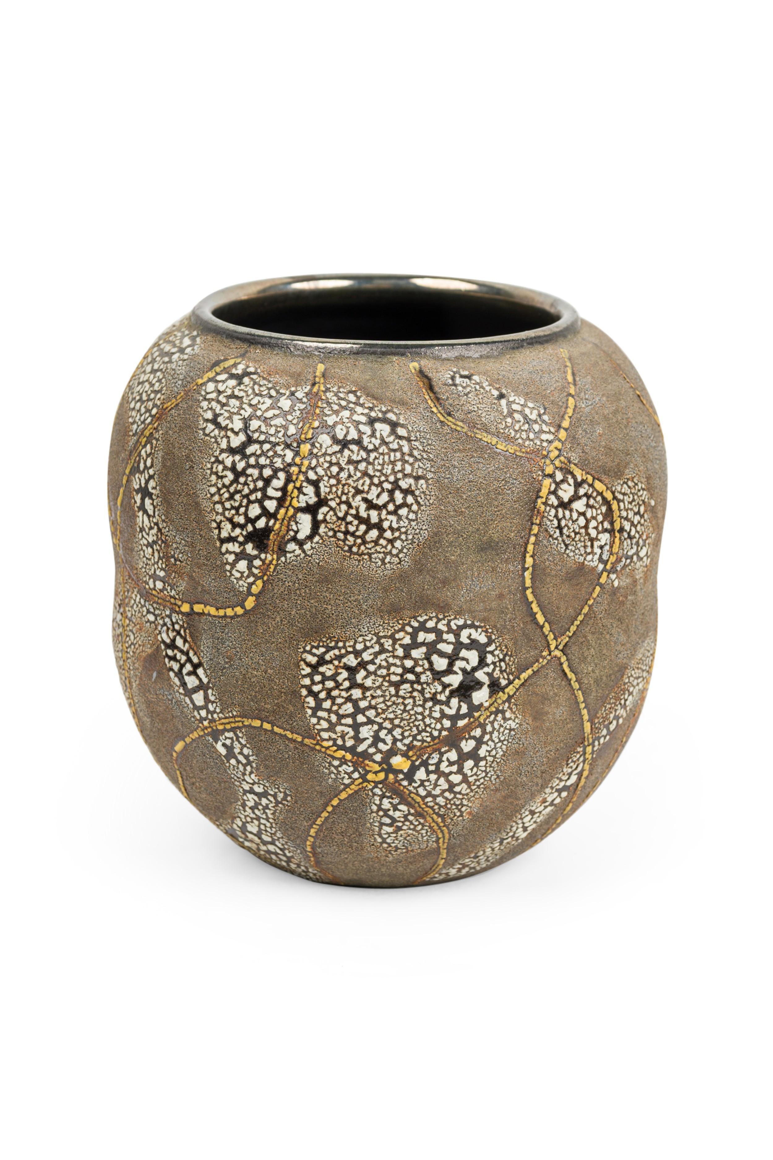 Gary Dipasquale Vaso di zucca contemporaneo grigio-marrone con corteccia bianca e linee astratte gialle