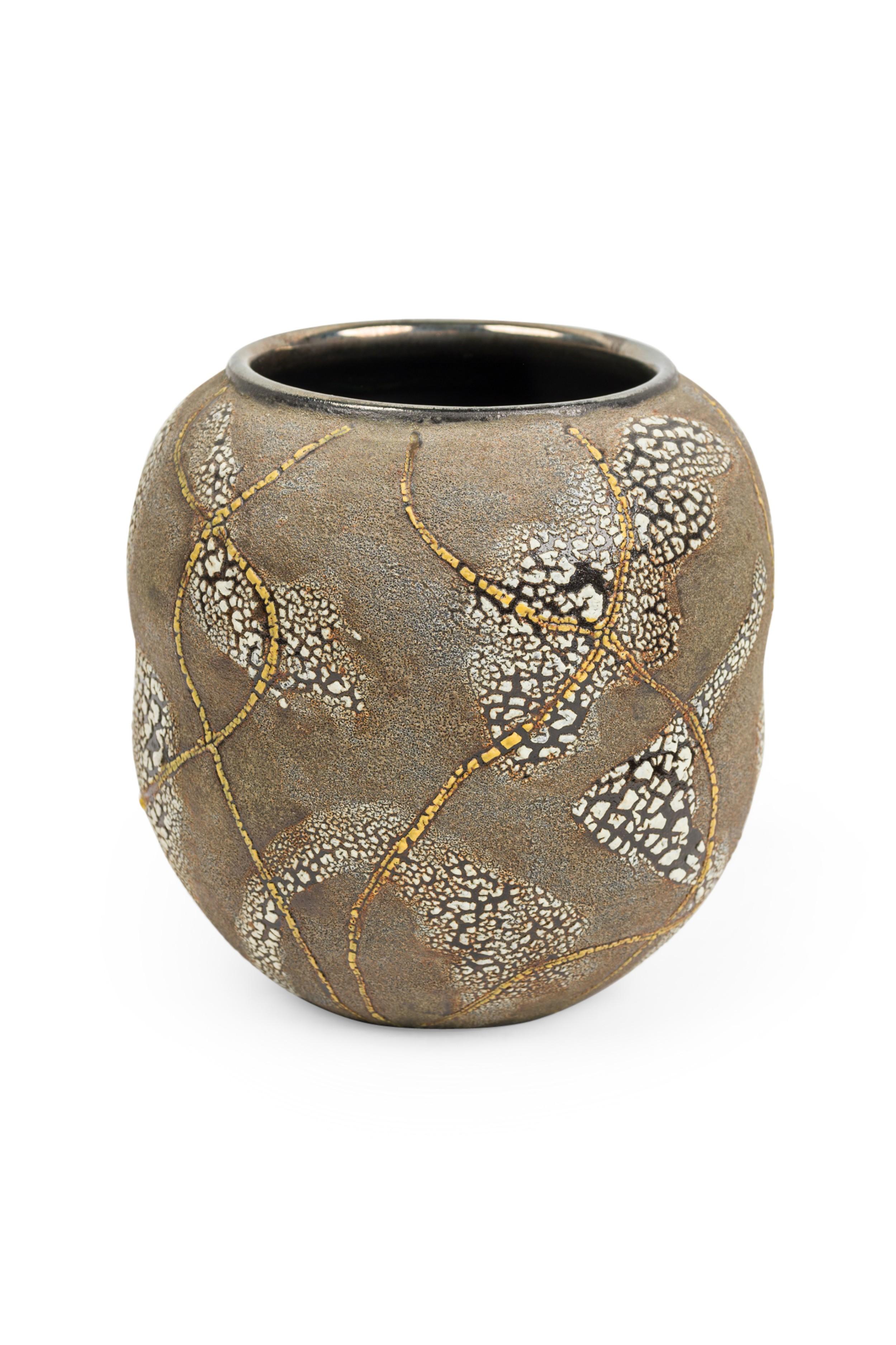 Moderno Gary Dipasquale Vaso di zucca grigio-marrone con linea astratta di corteccia bianca in vendita