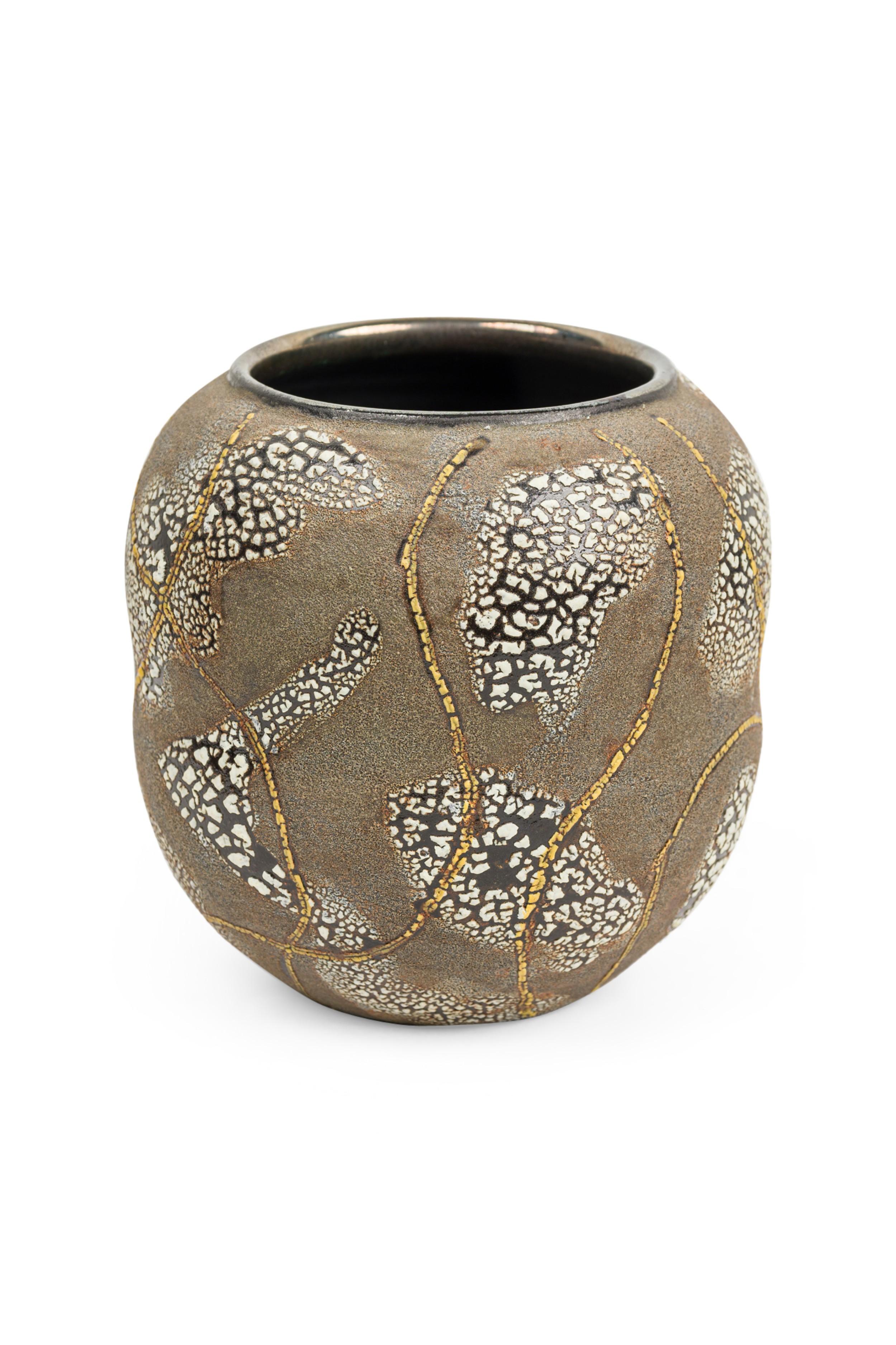 Americano Gary Dipasquale Vaso di zucca grigio-marrone con linea astratta di corteccia bianca in vendita