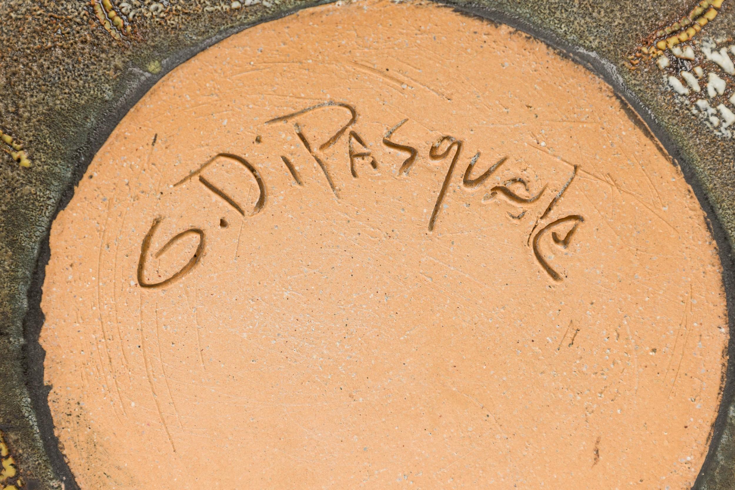 Ceramica Gary Dipasquale Vaso di zucca grigio-marrone con linea astratta di corteccia bianca in vendita