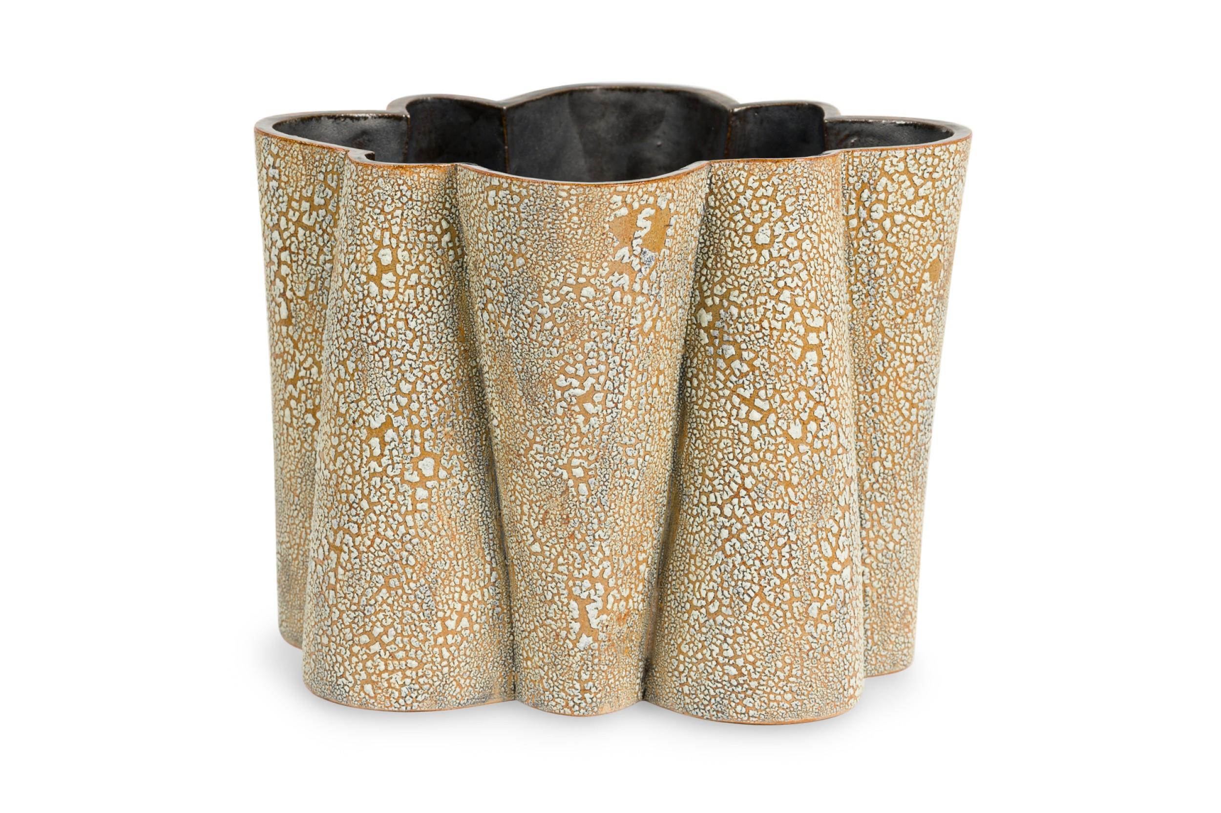 Moderno Gary Dipasquale Vaso a 8 lati con struttura esterna in corteccia bianca Interi in vendita