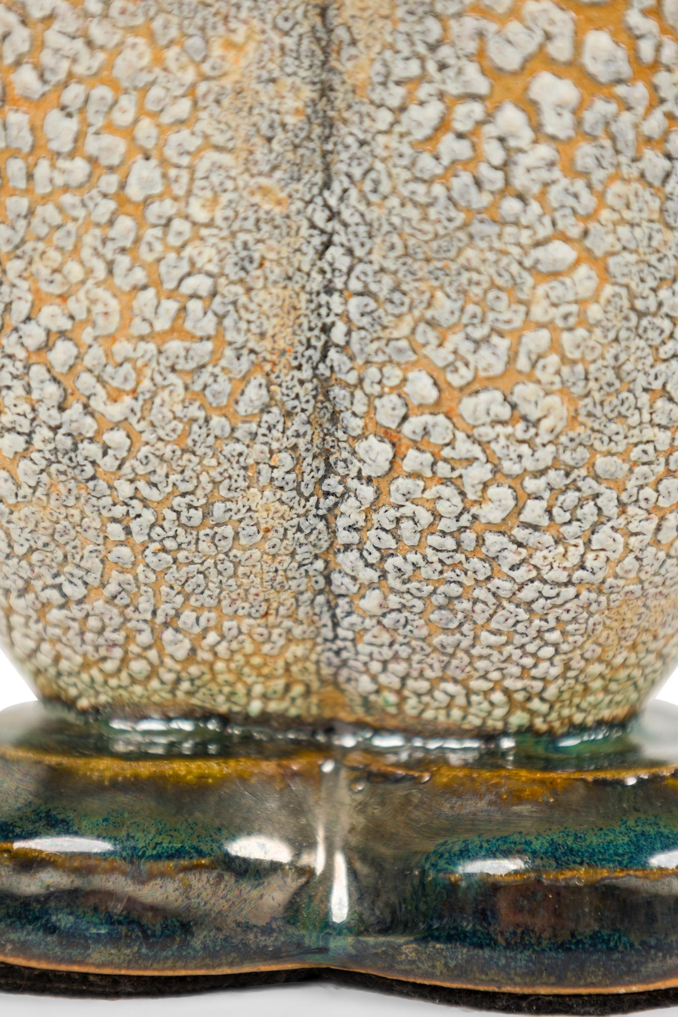 XX secolo Gary Dipasquale Vaso a lobi e piedi corti con esterno in corteccia in vendita