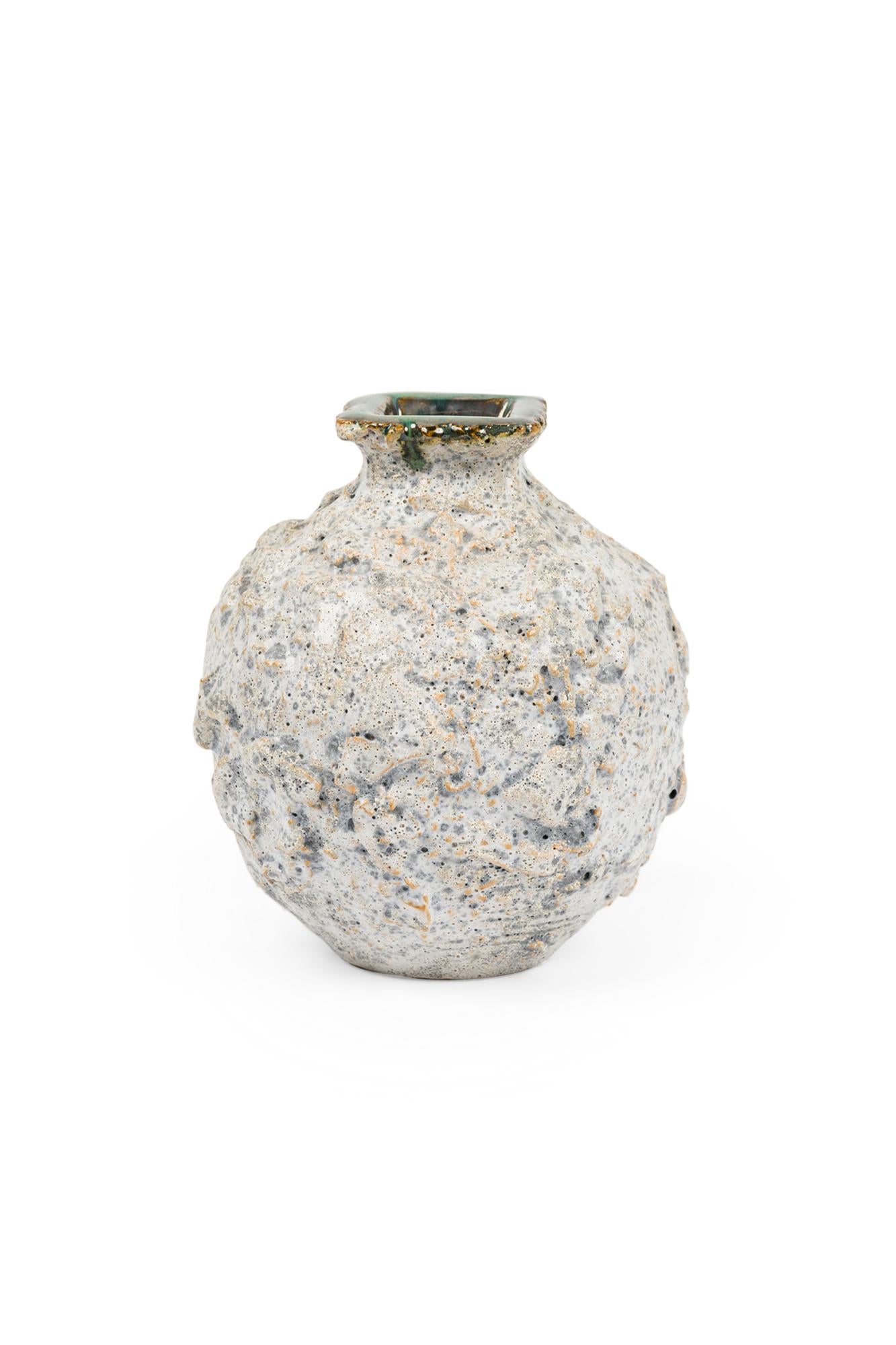 Gary DiPasquale Vase contemporain à couvercle carré avec glaçure à texture bulbeuse et incrustée et intérieur noir