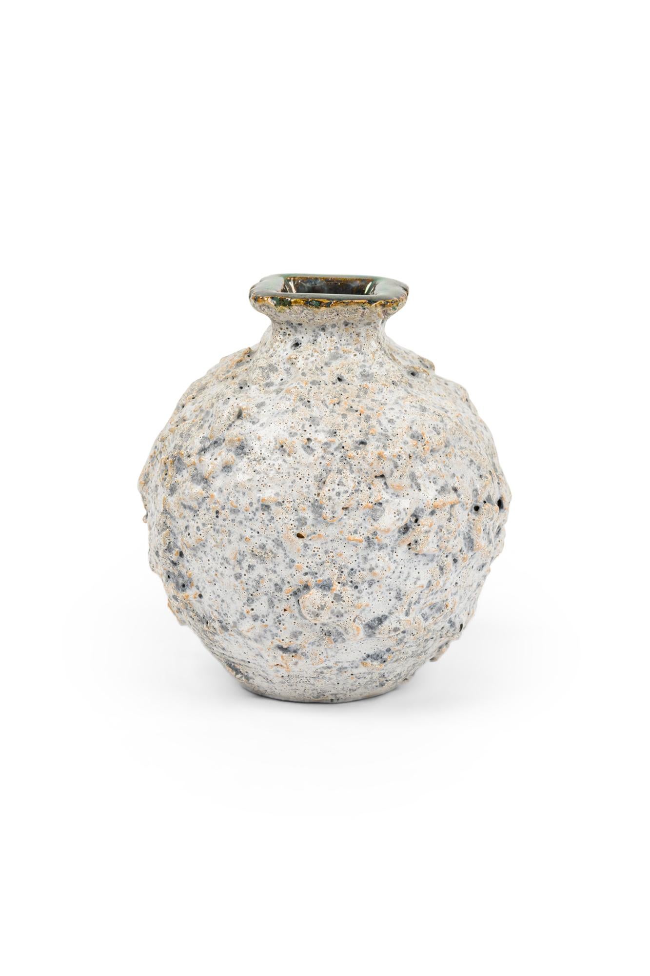 Moderne Gary Dipasquale Vase à couvercle carré avec glaçure à texture bulbeuse et incrustée en vente