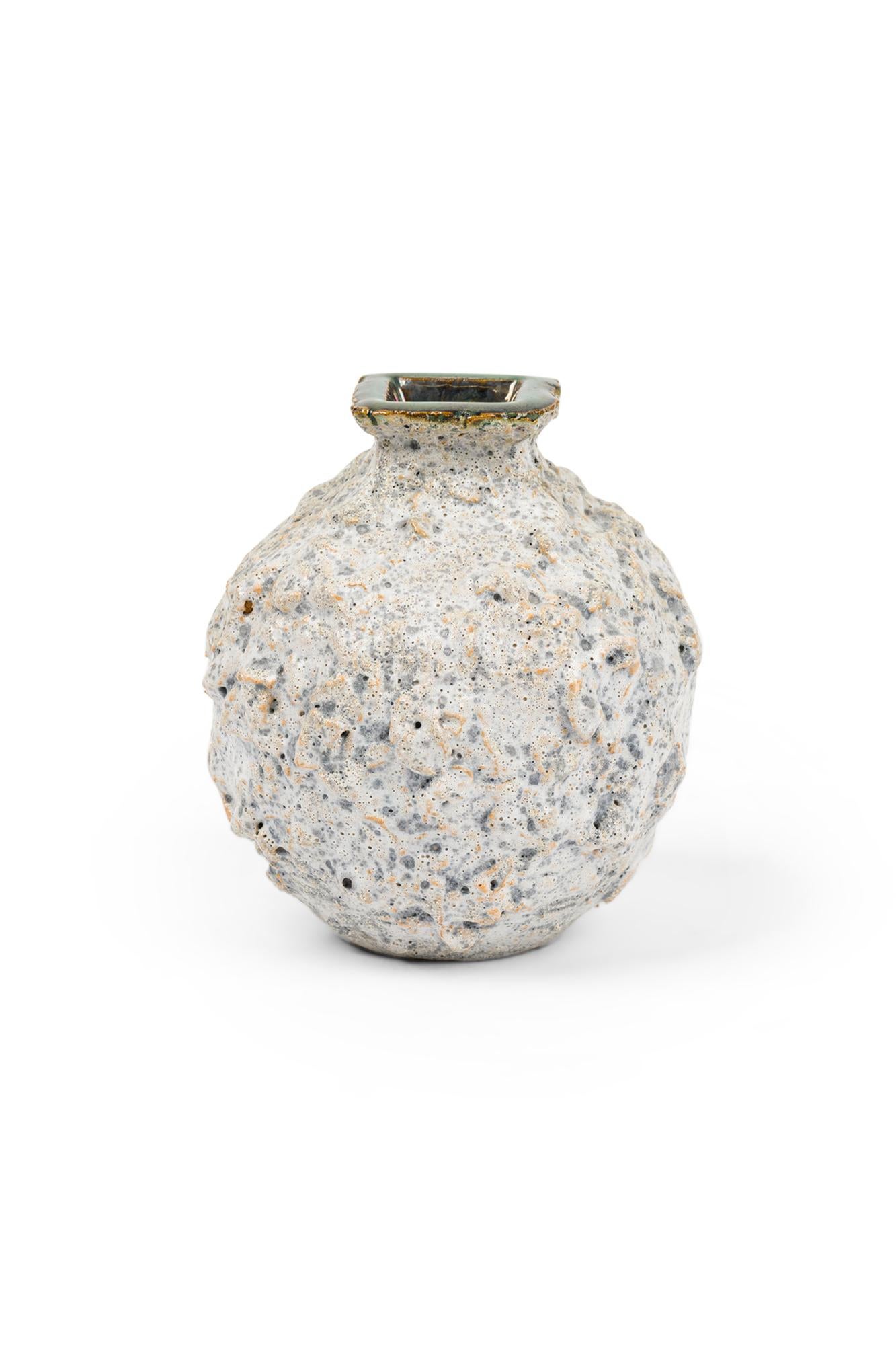 Américain Gary Dipasquale Vase à couvercle carré avec glaçure à texture bulbeuse et incrustée en vente